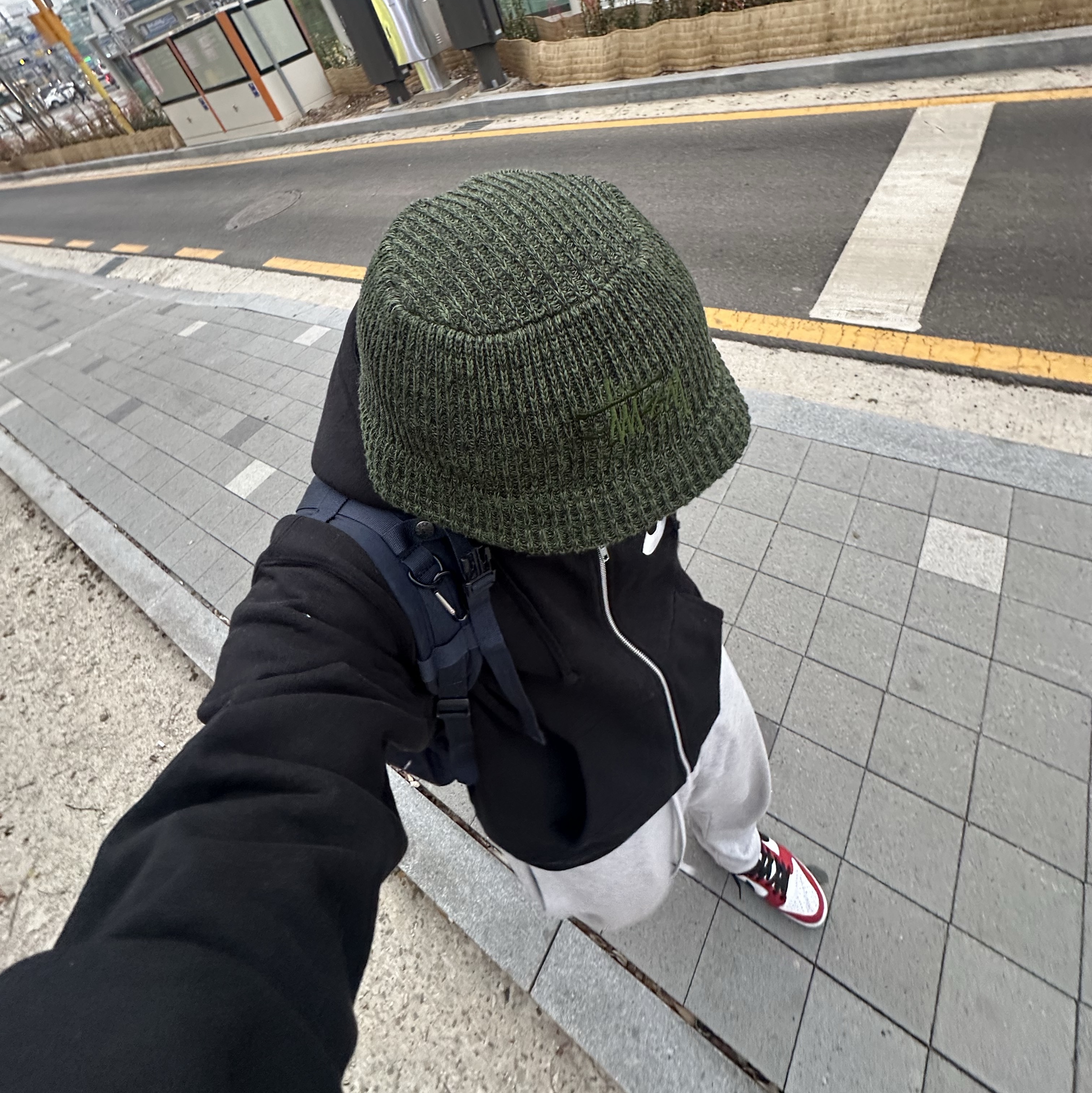 Supreme S Logo Zip Up Hooded Sweatshirt Black - 24FW, Essentials Sweatpants Oatmeal - 21SS 착용 스타일