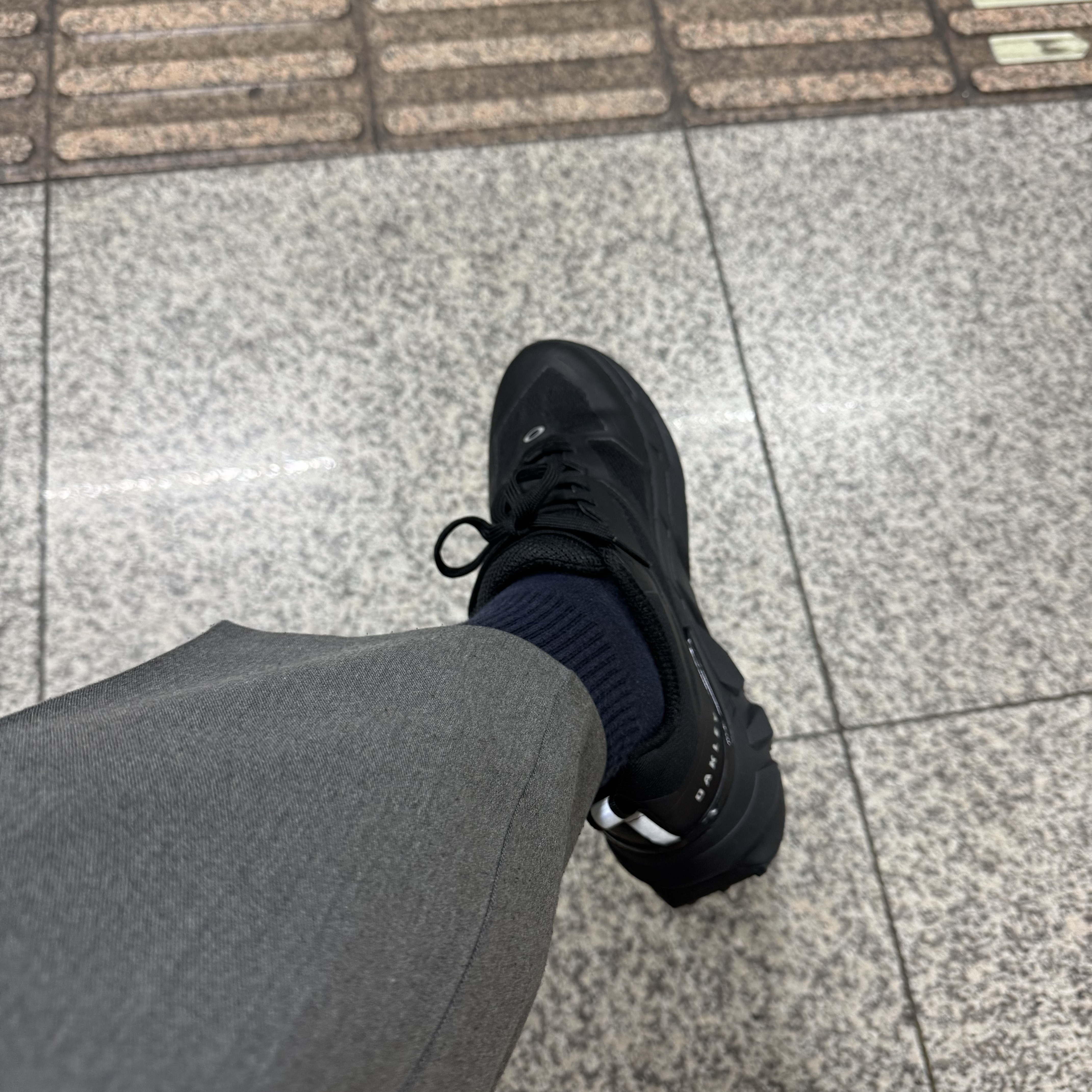 Oakley Light Breathe Triple Black 착용 스타일 - 3