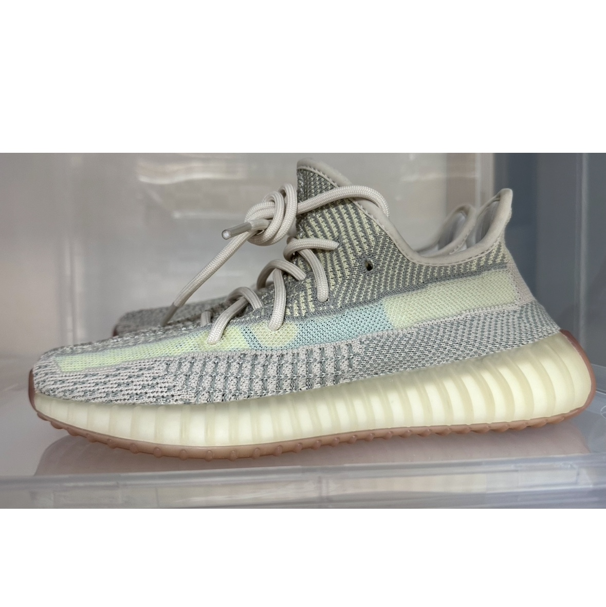 Adidas Yeezy Boost 350 V2 Citrin - Non-Reflective 착용 스타일 - 1