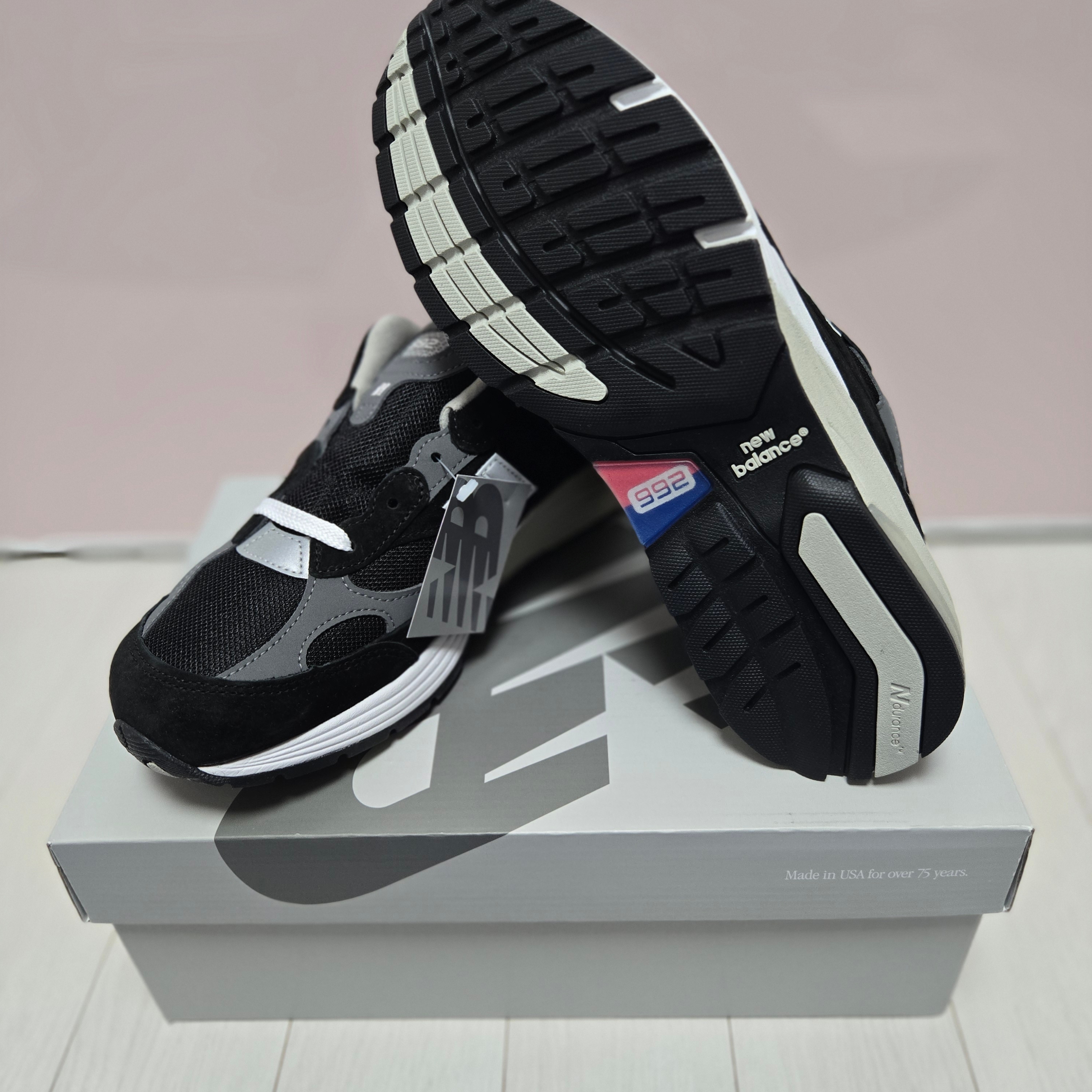 New Balance 992 Made in USA Core Black Grey 착용 스타일 - 2