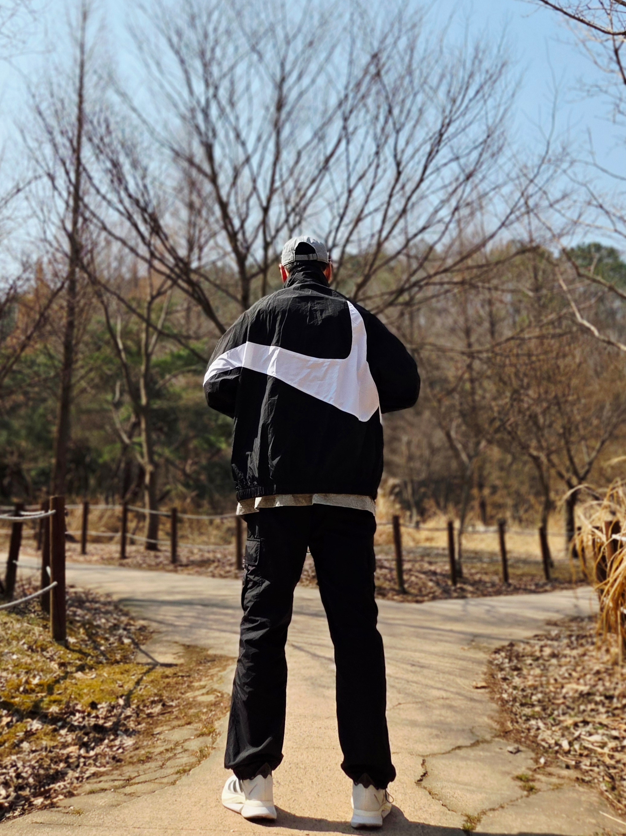 아디다스 아디제로 보스턴 12 클라우드 화이트 코어 블랙 나이트 메탈릭, 나이키 헤리티지 86 퓨추라 워시드 캡 파티클 그레이 착용 스타일 - 3