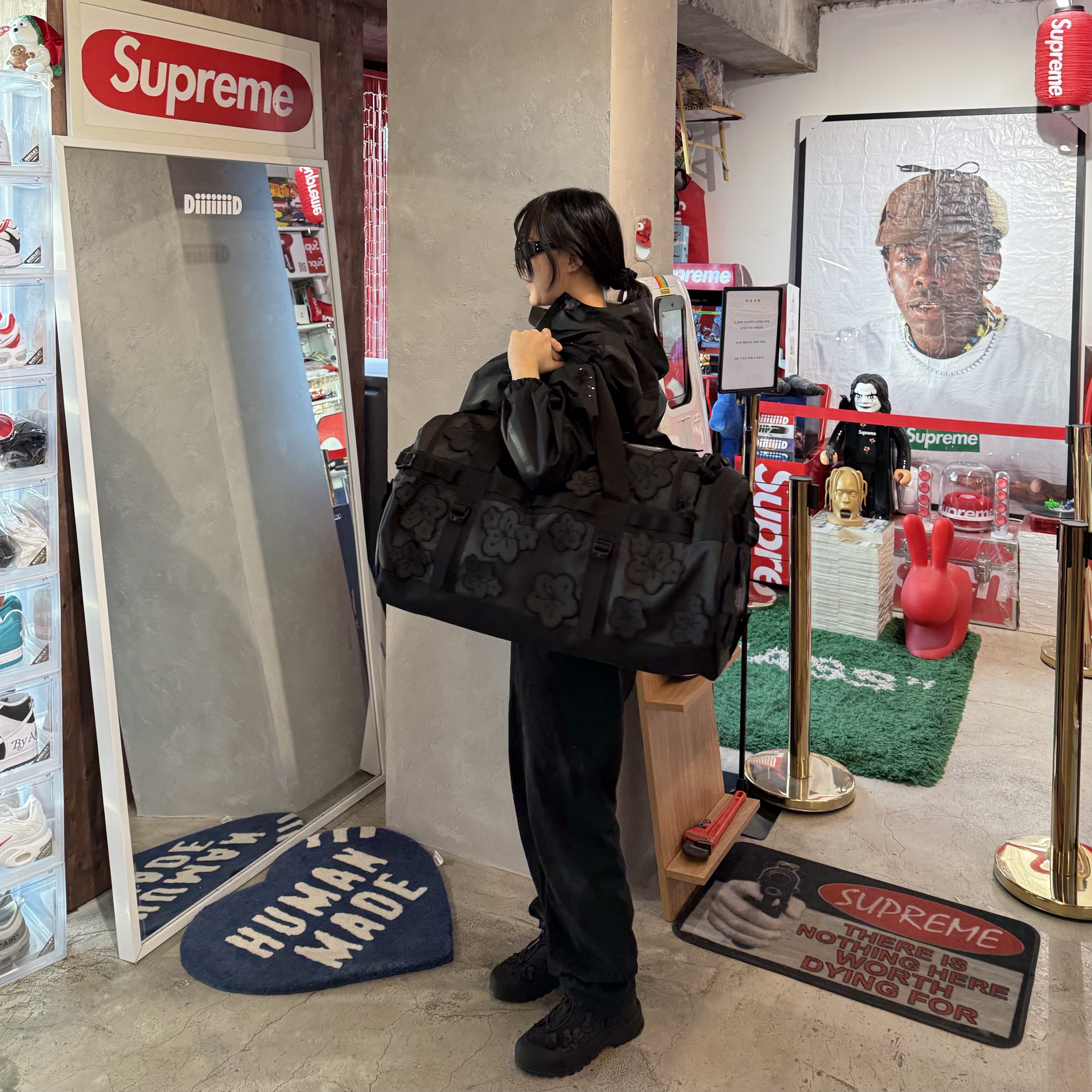 The North Face x Cecilie Bahnsen Base Camp Duffle M Black, The North Face x Cecilie Bahnsen Glenclyffe Gaiter TNF Black 착용 스타일 - 2