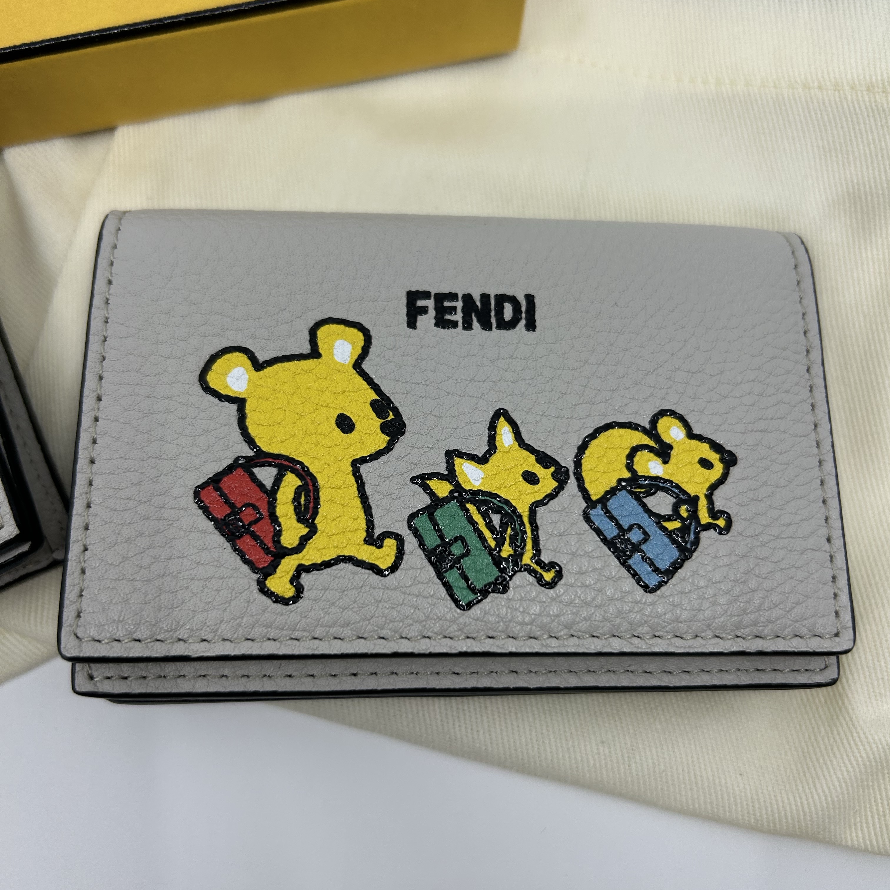 Fendi Silvia and The Baguette Card Case Multicolor 착용 스타일 - 2