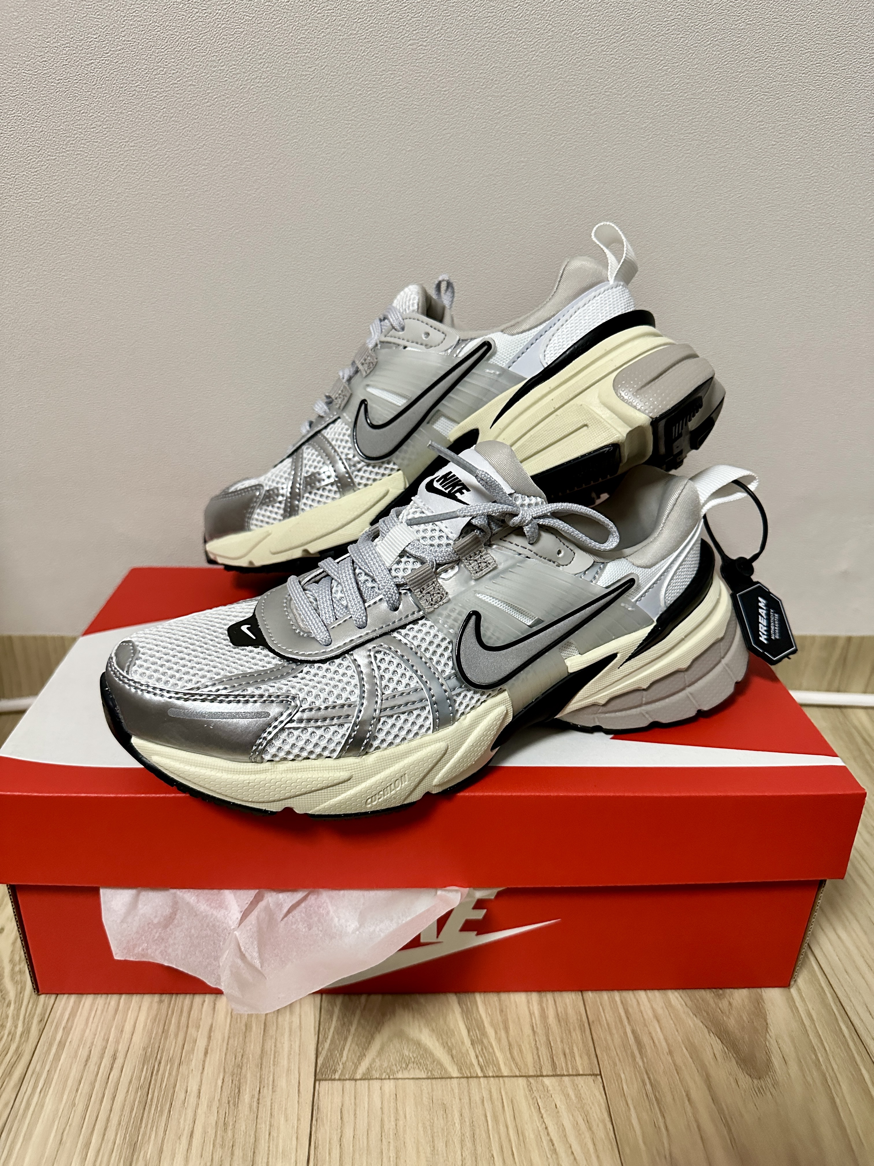 Nike V2K Run Summit White Metallic Silver 착용 스타일