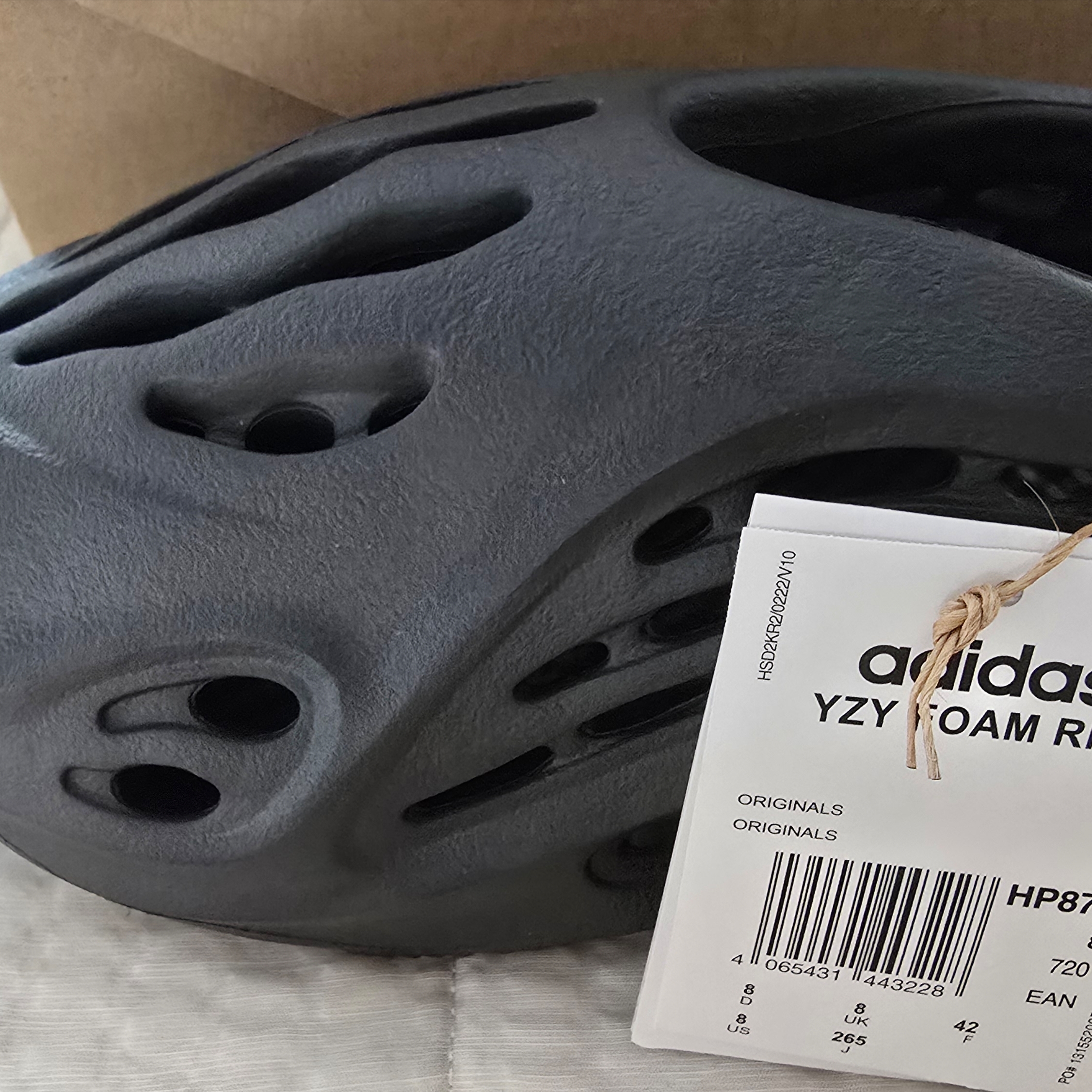 Adidas Yeezy Foam RNNR Onyx 착용 스타일
