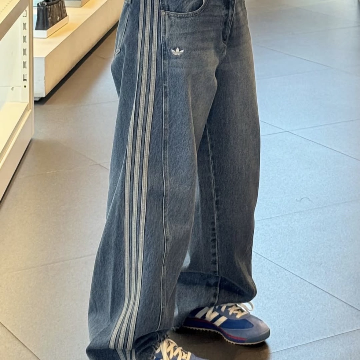 (W) Adidas Loose Denim Pants Medium Blue Denim - KR Sizing, (W) Adidas Originals Loose Denim Pants Medium Black Denim - KR Sizing 착용 스타일 - 1
