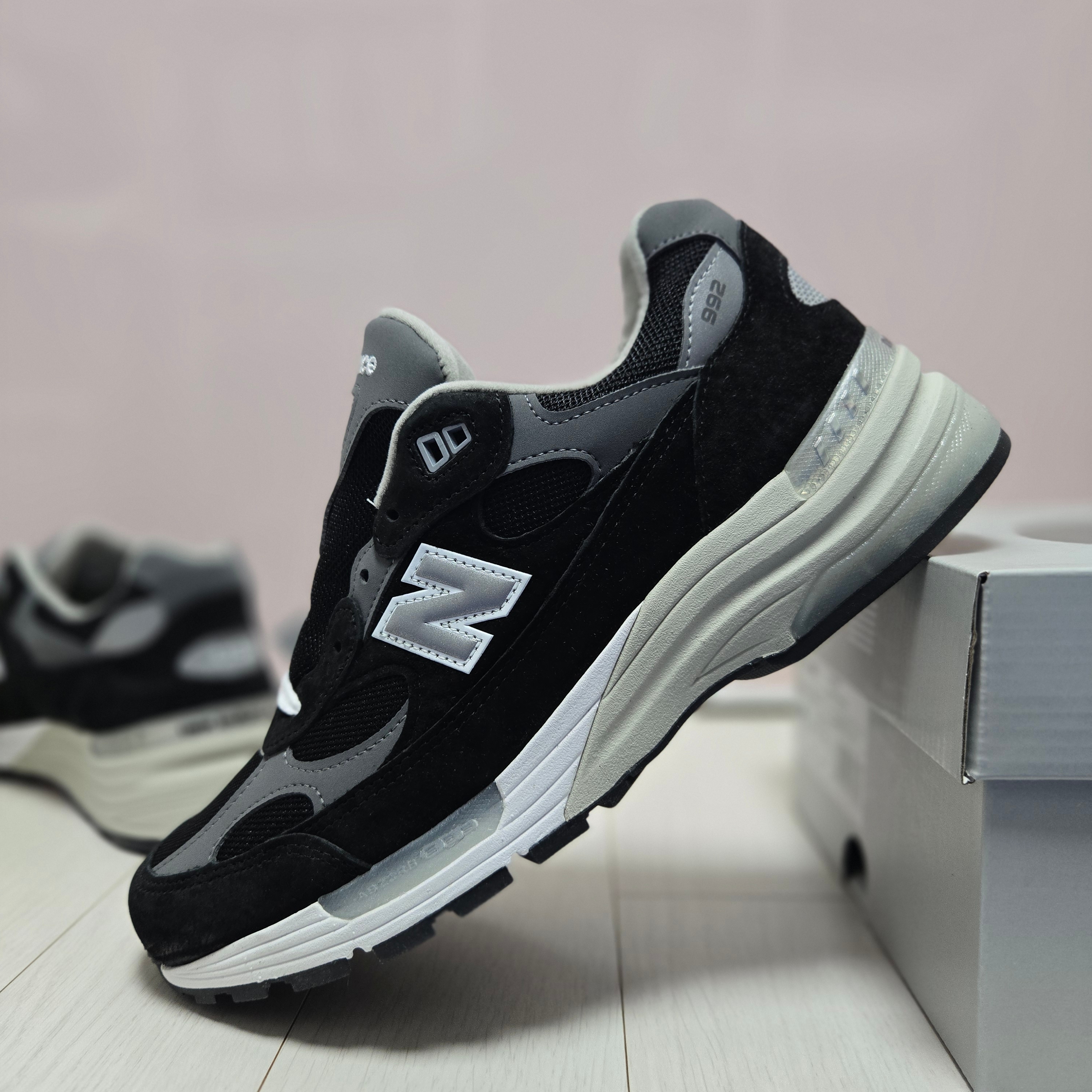 New Balance 992 Made in USA Core Black Grey 착용 스타일 - 1