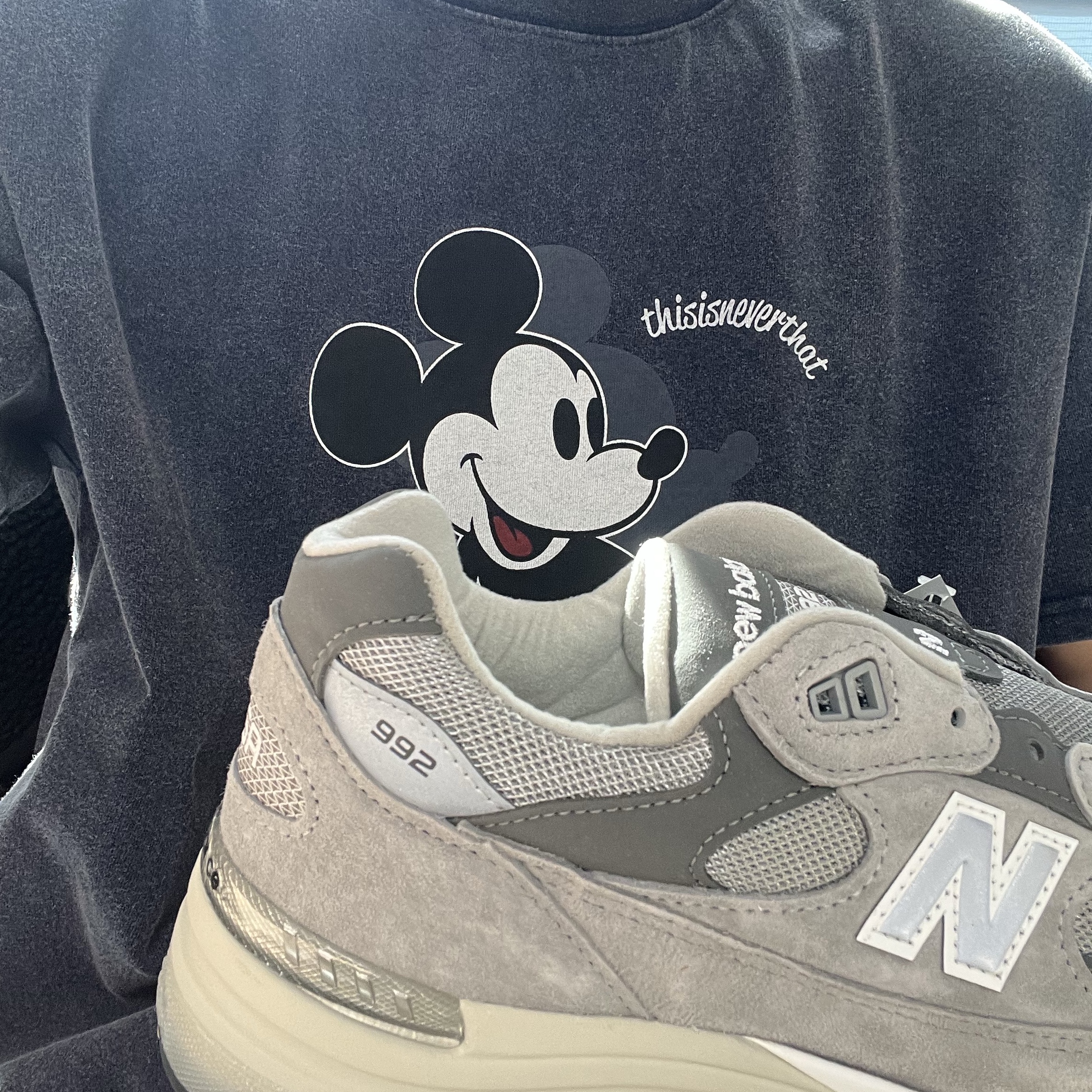 Thisisneverthat x Disney Mickey Classic T-Shirt Navy, New Balance 992 Made in USA Core Grey Silver Metallic 착용 스타일