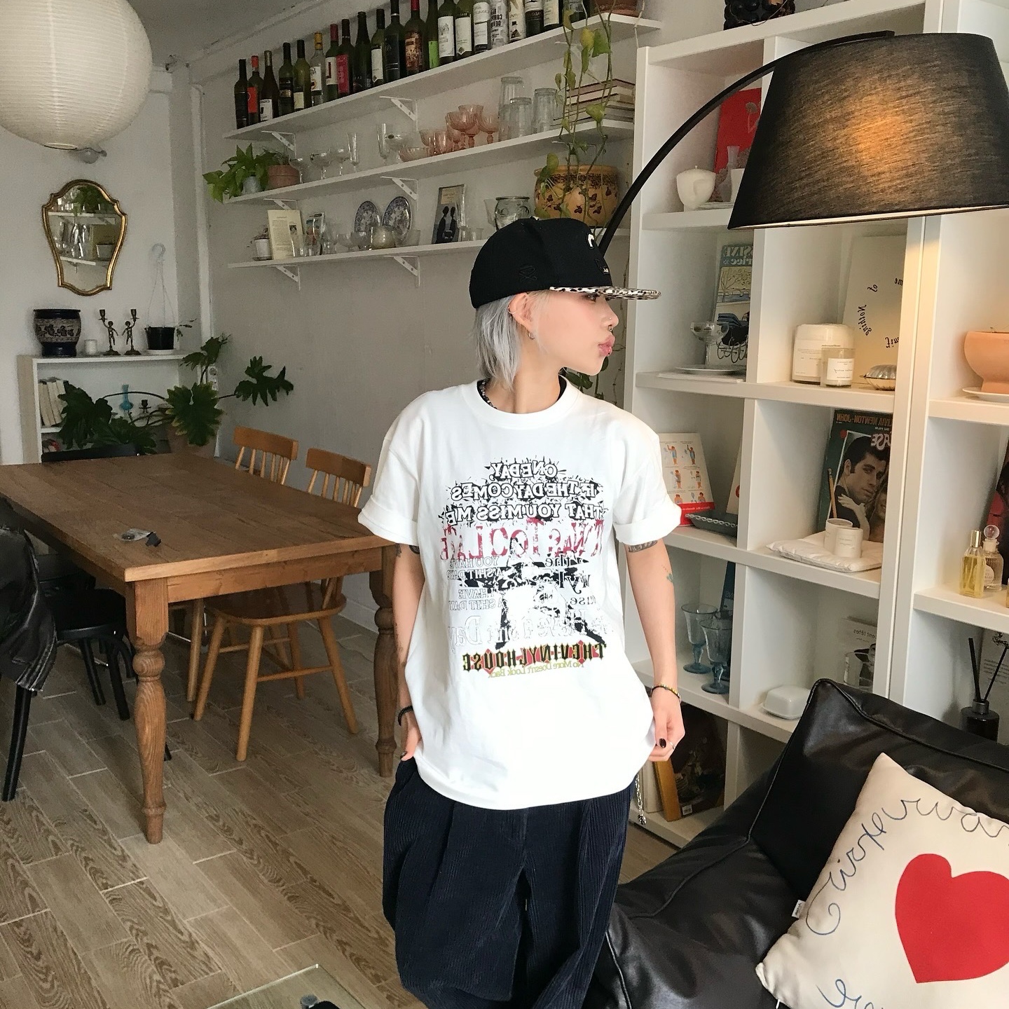 Thevinylhouse Vintage Day Letter Tee White 착용 스타일 - 2