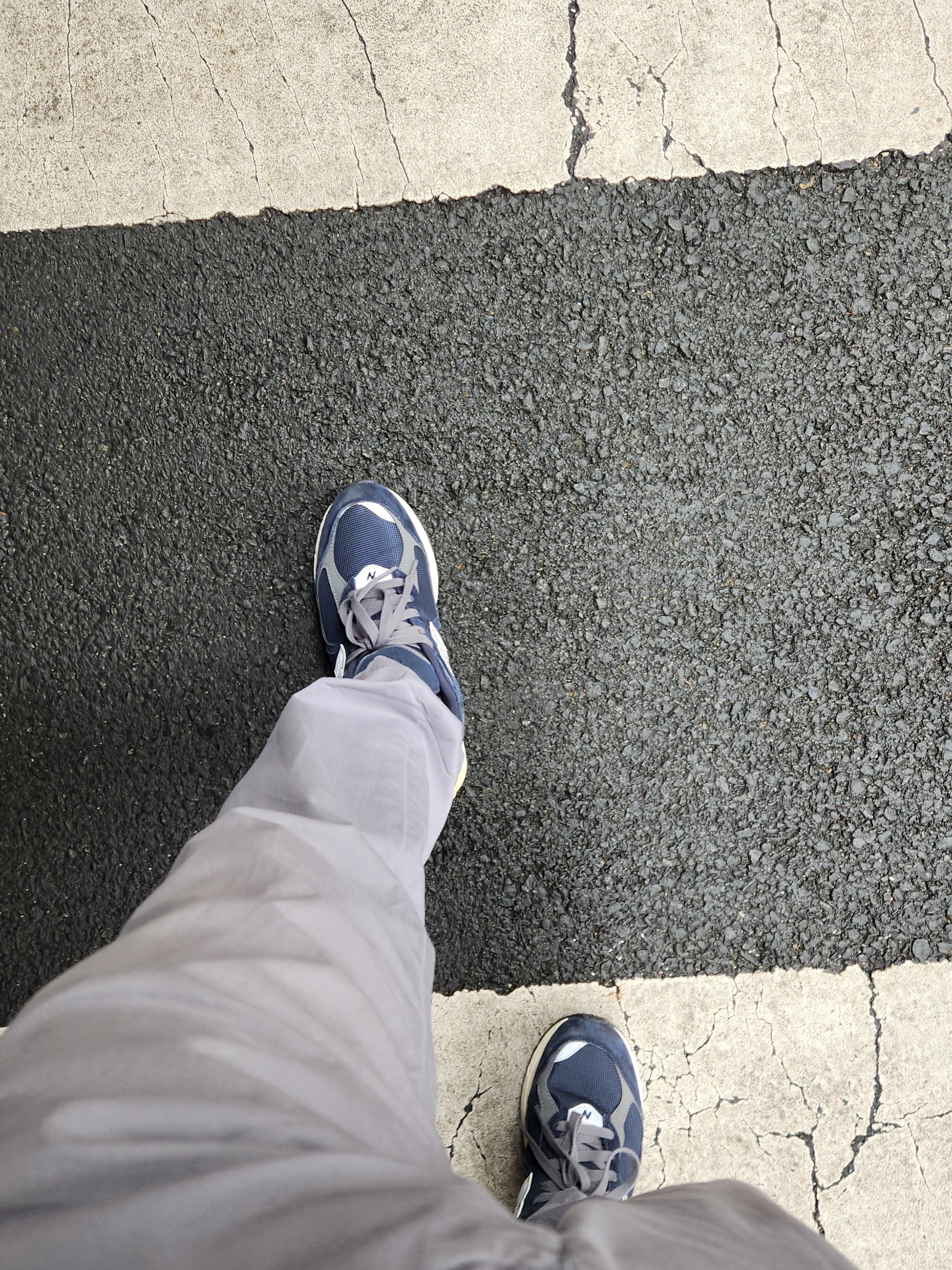 New Balance 2002R Eclipse Castlerock 착용 스타일