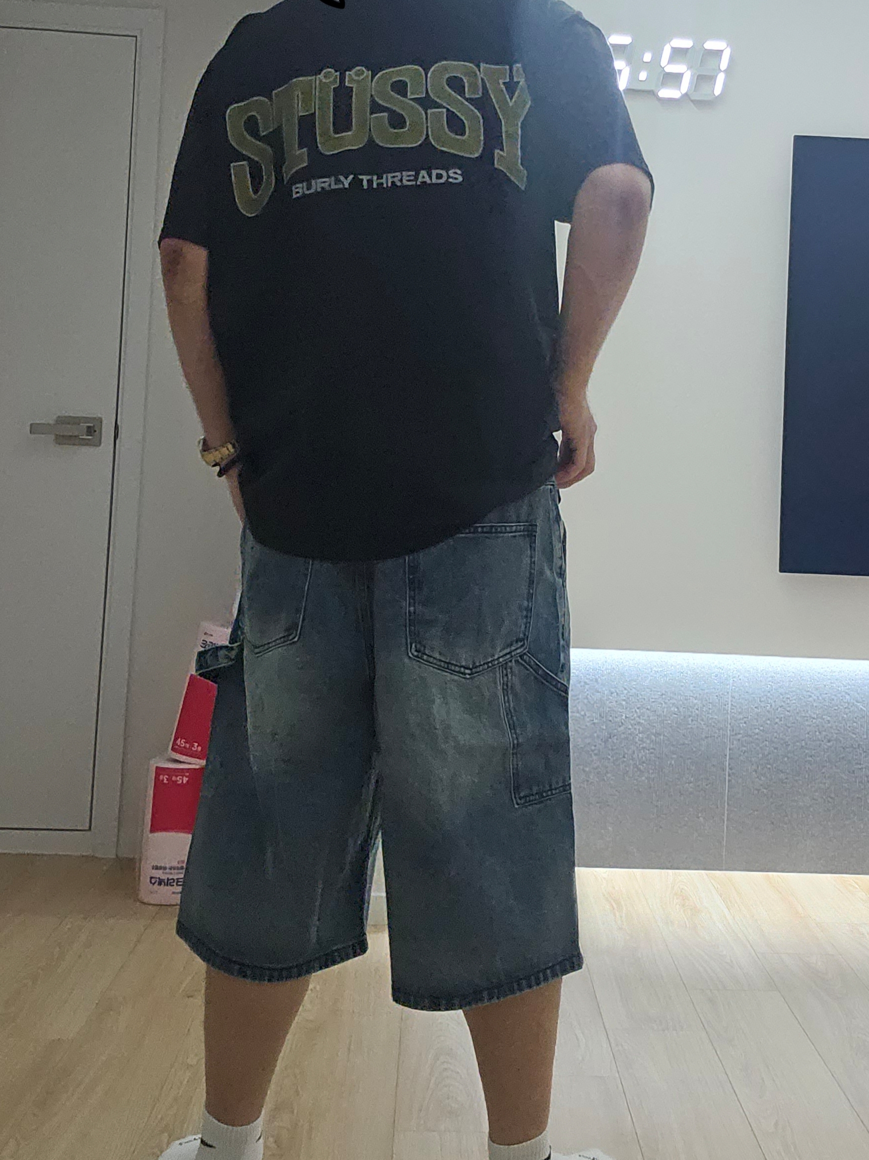 Stussy Burly Threads Pigment Dyed T-Shirt Black 착용 스타일 - 3