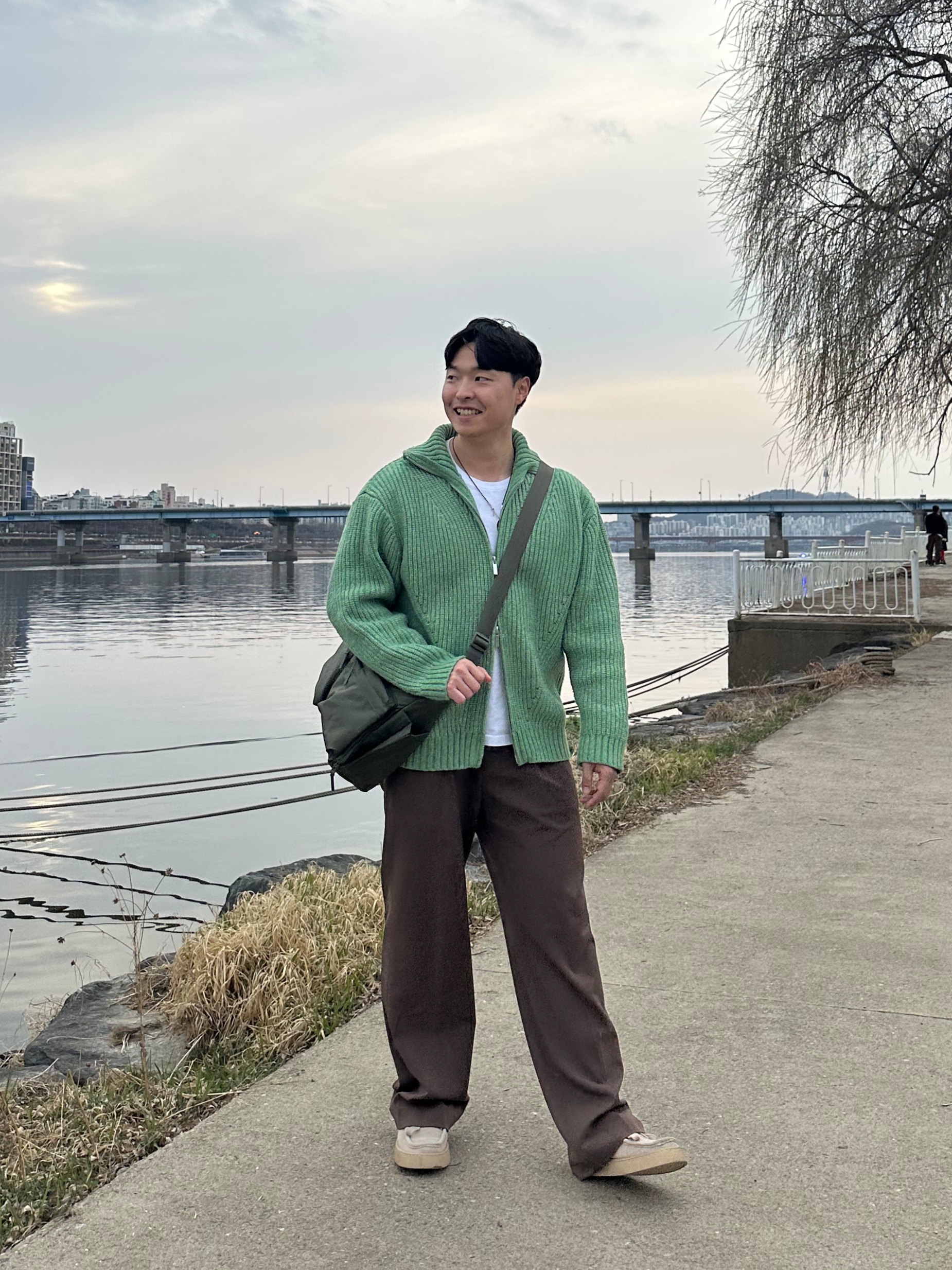 Uniqlo Multi Pocket Shoulder Bag Olive, Oakley Eye Jacket Redux Matte Black Frame Prizm Grey Lenses High Bridge Fit 착용 스타일 - 6