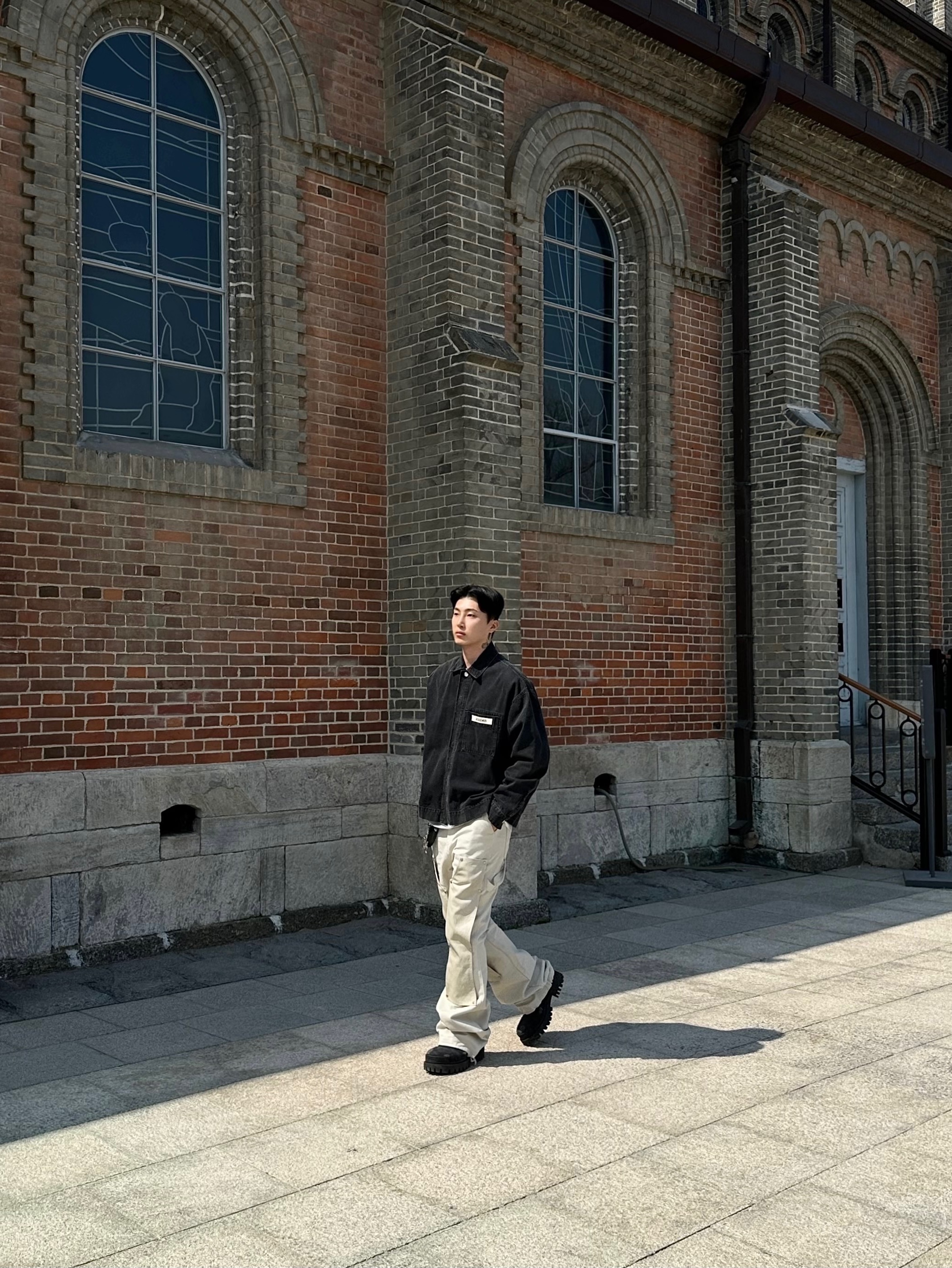 Balenciaga Combat Strike 20mm Boots Black, Jacquemus La Chemise De Nimes Boxy Denim Shirt Black 착용 스타일 - 5