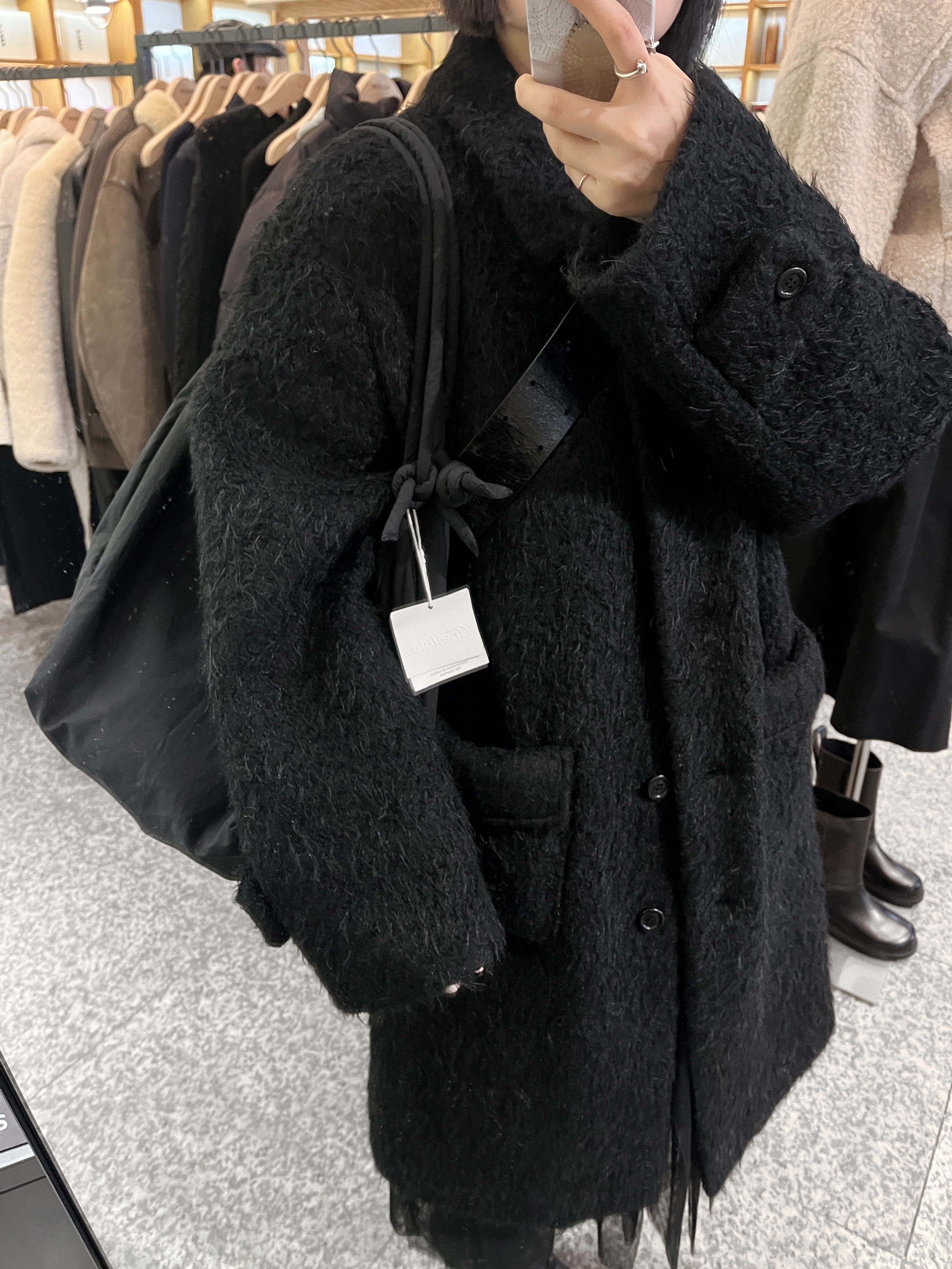 Comme des Garcons Girl Ruffled Duffle Bag Black 착용 스타일 - 3