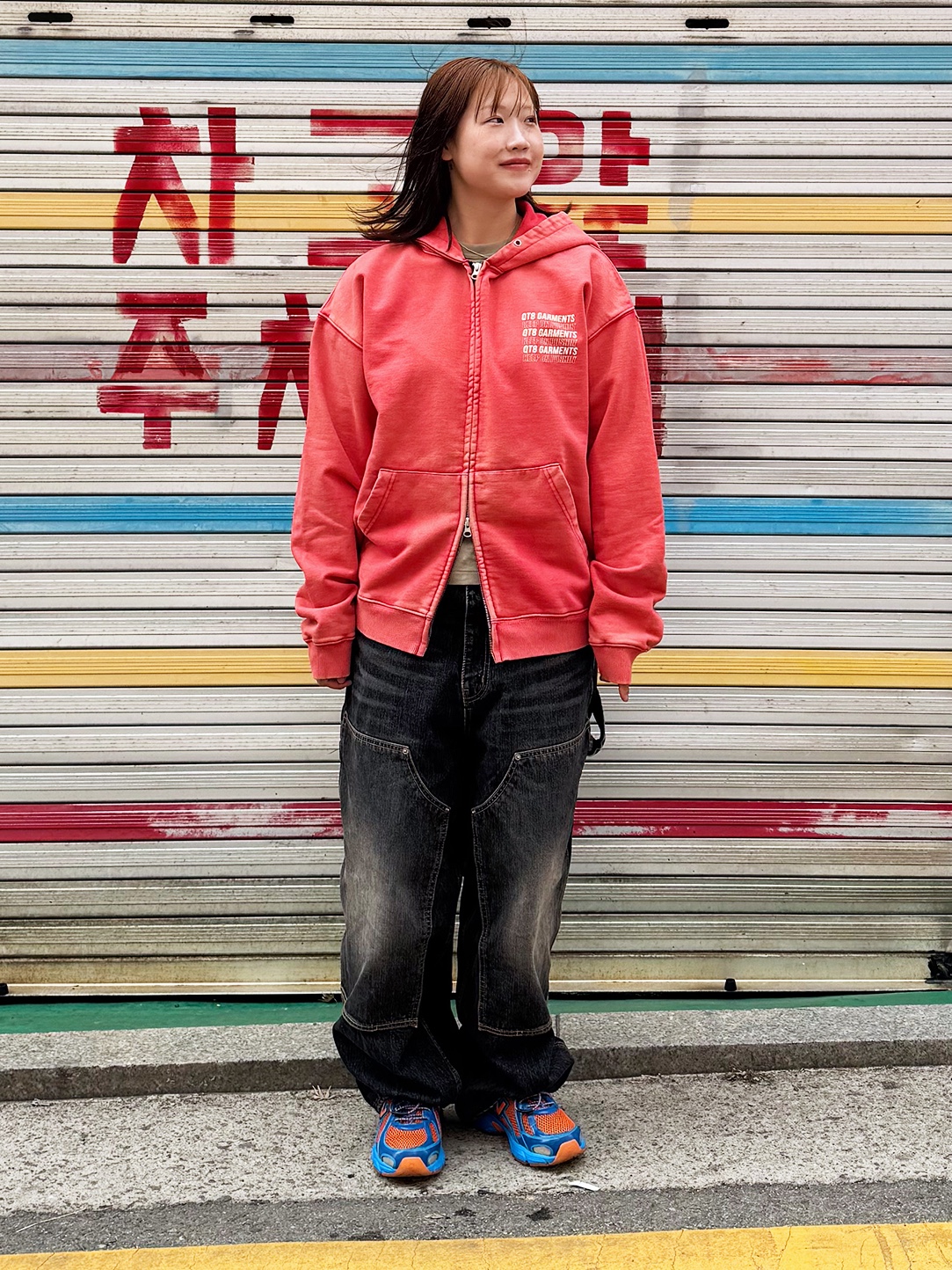 QT8 GARMENTS Slogan Washed Zip-up hoodie Red, QT8 GARMENTS Painted Double Knee Washed Pants Black 착용 스타일 - 2