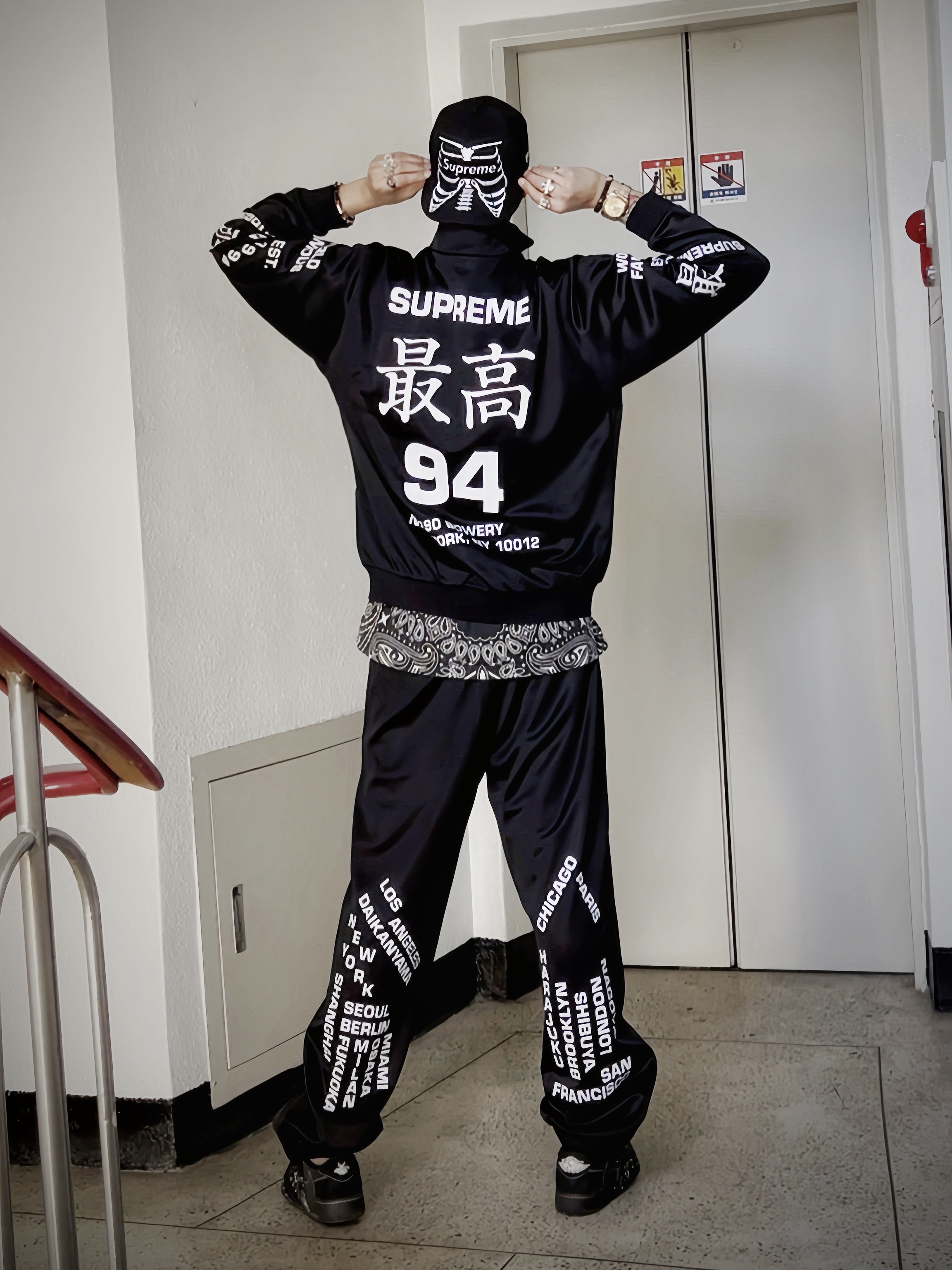 Supreme Bones Box Logo New Era Black - 25SS, Supreme Small Box T-Shirt Black Bandana - 21SS 착용 스타일 - 3