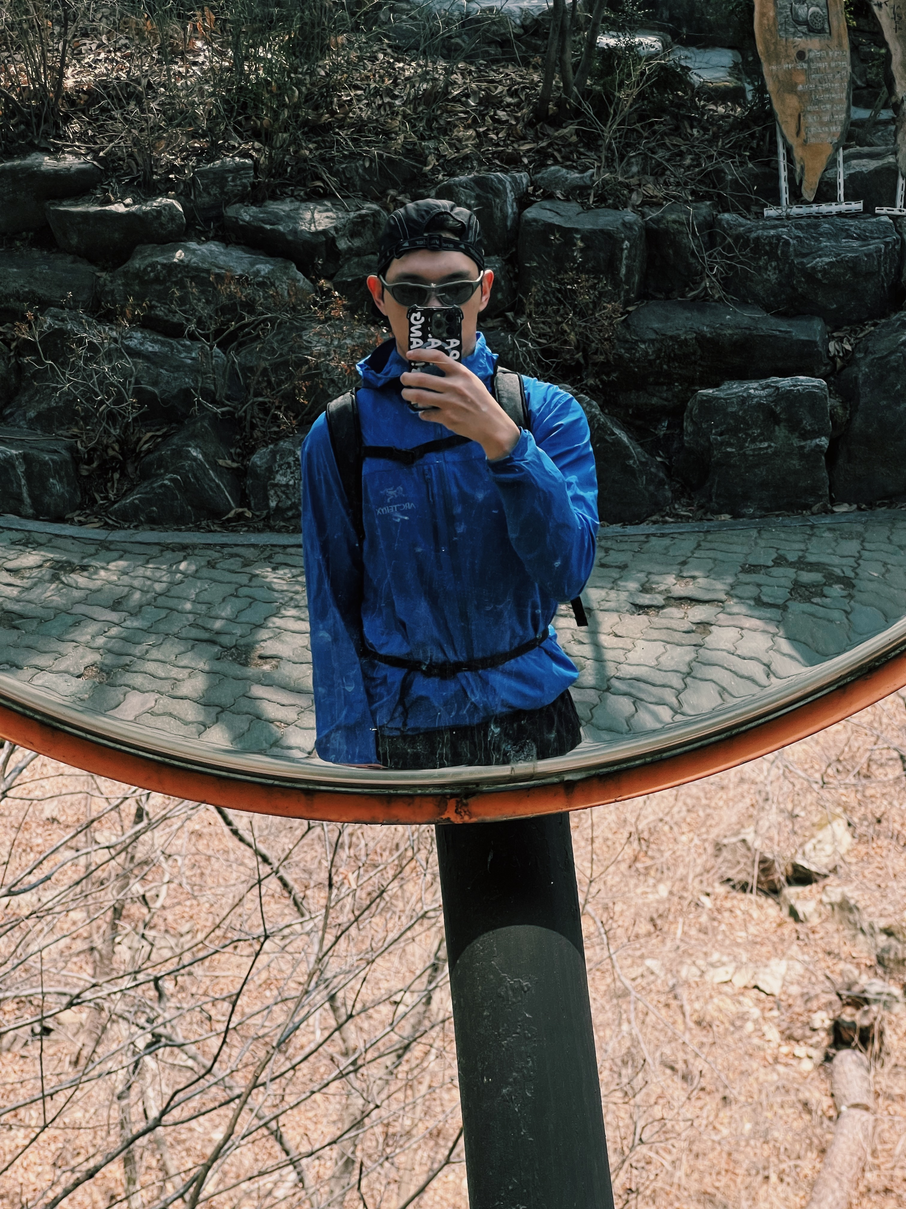 Arc'teryx Squamish Hoody Black, Montbell Trekking Glasses Silver Metallic Light Grey 착용 스타일 - 6