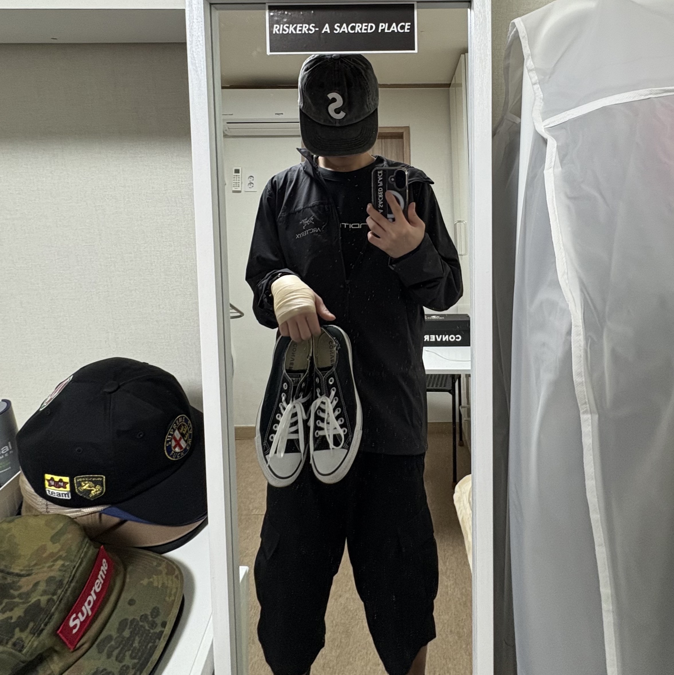 Supreme Pigment Print S Logo 6-Panel Black - 22FW, Arc'teryx Squamish Hoody Black 착용 스타일 - 2