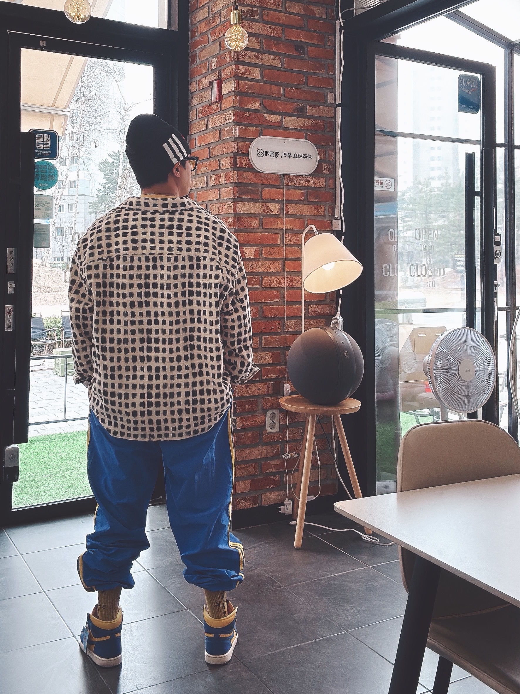 아디다스 x 콘 비니 블랙, (W) 조던 1 레트로 하이 OG 게임 로얄 앤 바시티 메이즈 착용 스타일 - 2
