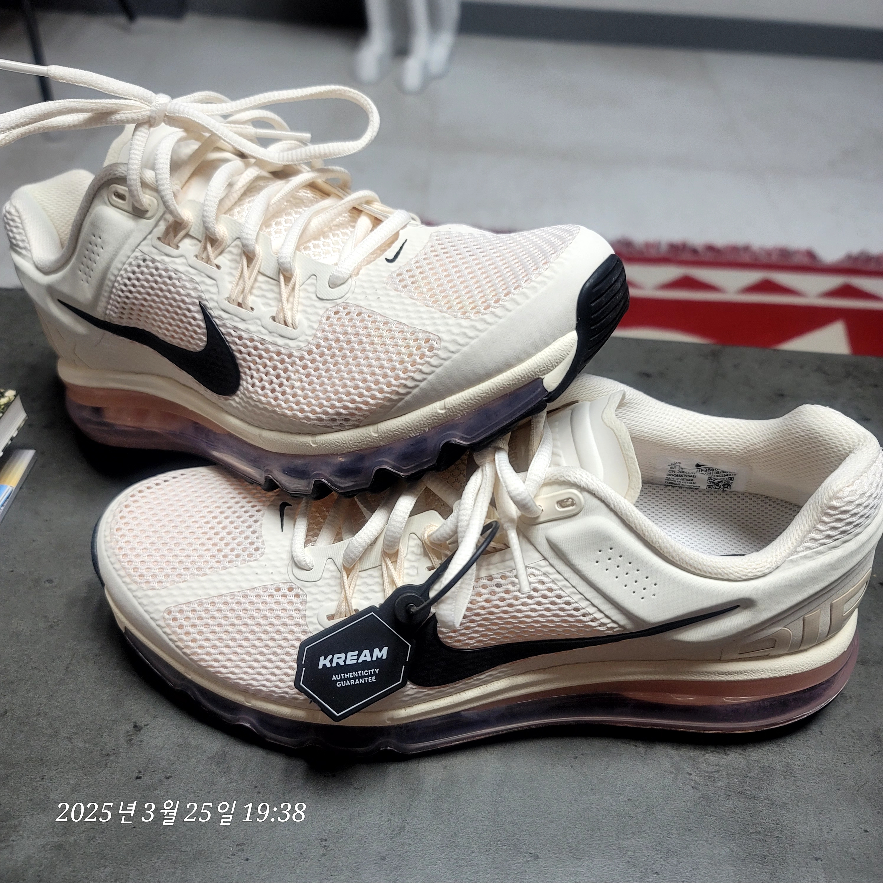 Nike Air Max 2013 Pale Ivory Guava Ice 착용 스타일