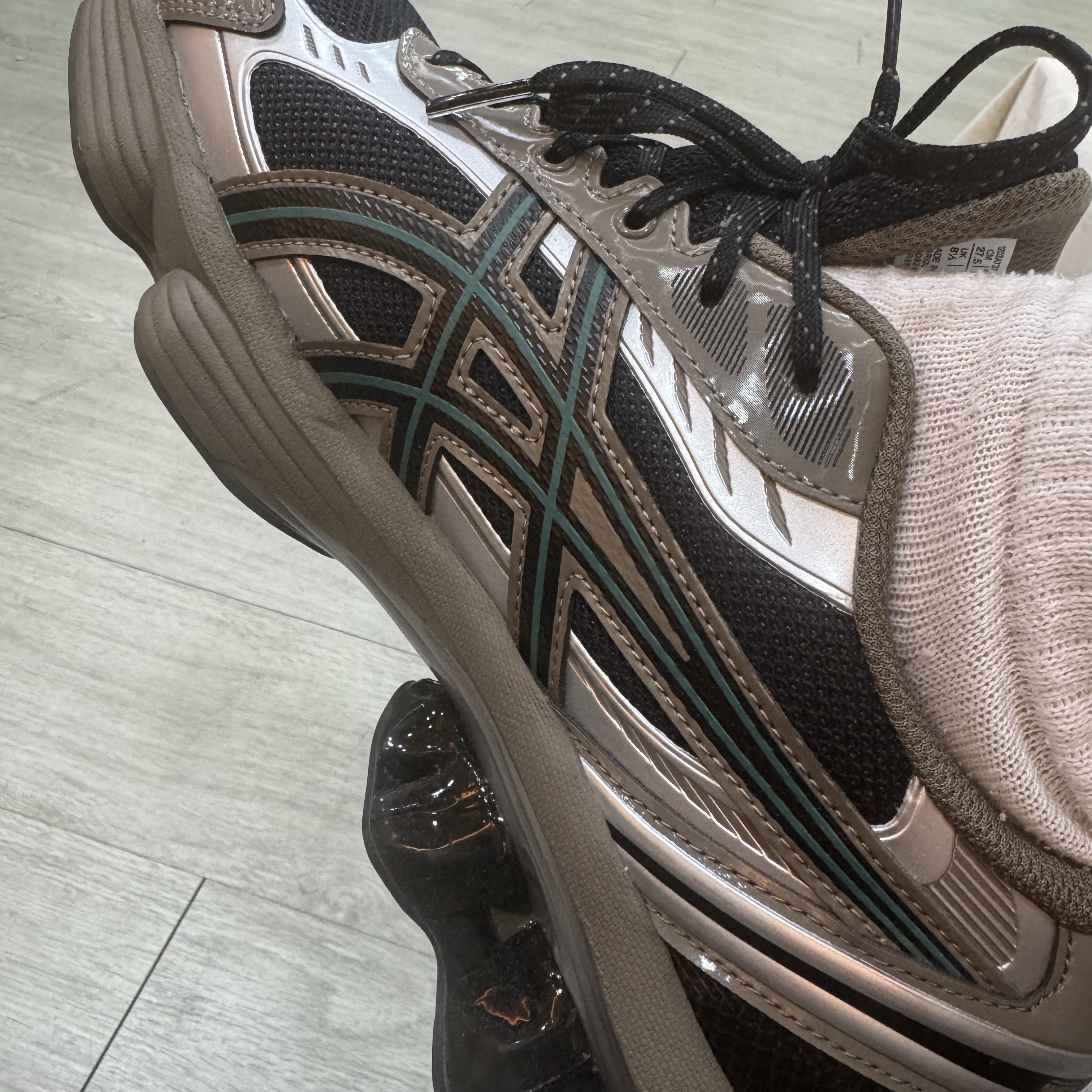 Asics Gel-Kinetic Fluent Black Dark Taupe 착용 스타일