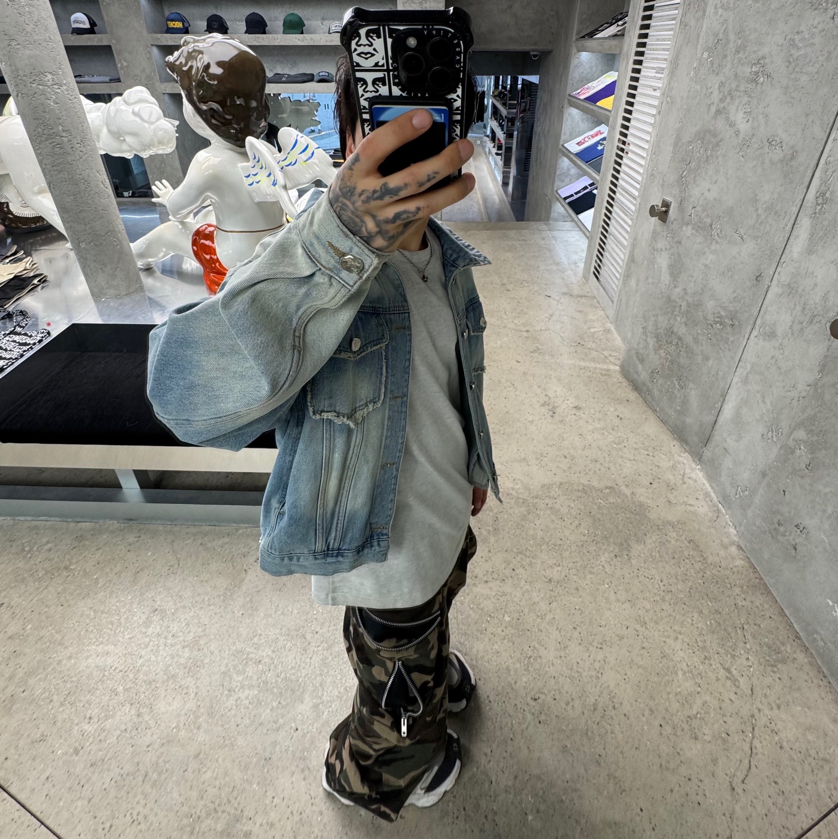 Balenciaga Cargo Sneakers White Grey 착용 스타일 - 3