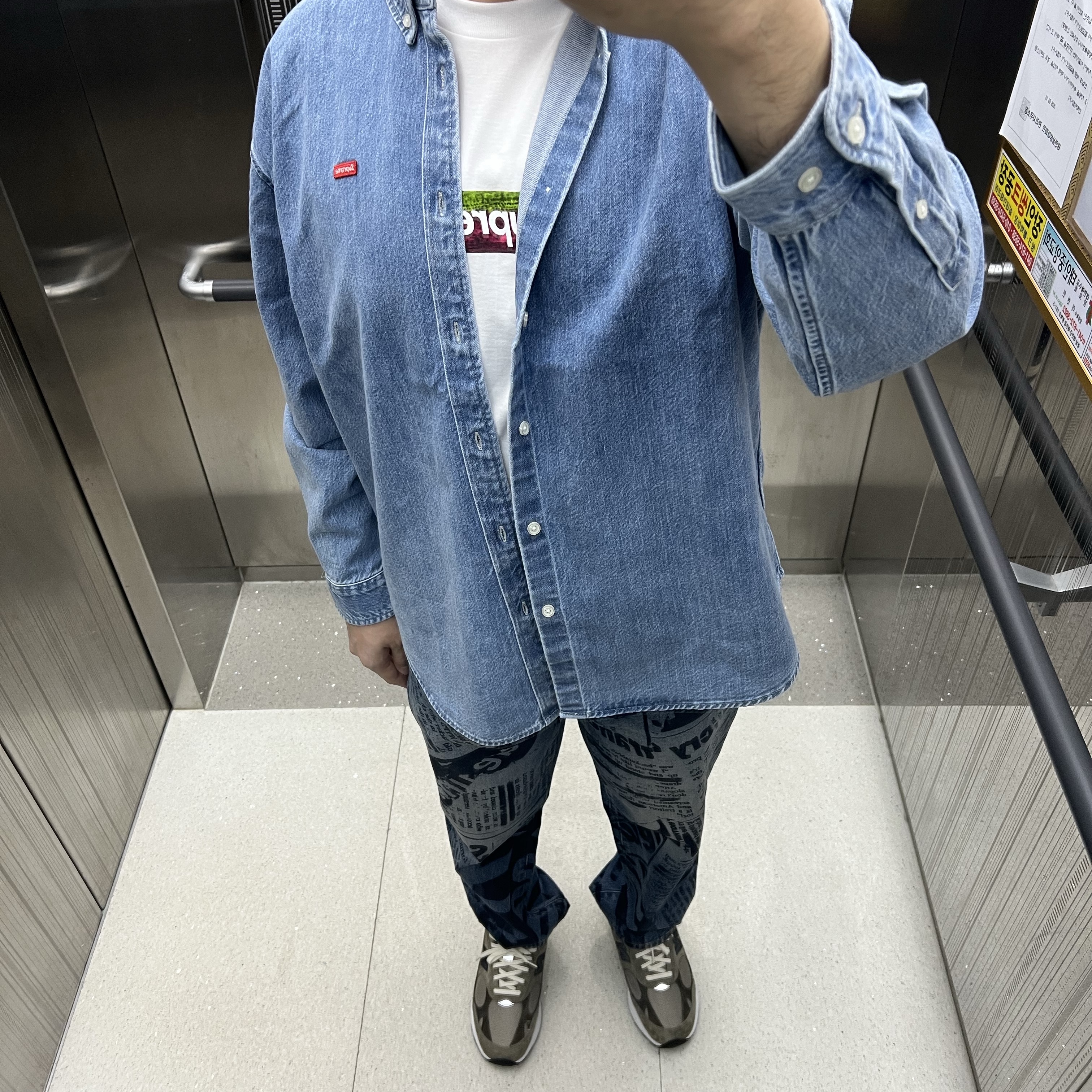Supreme Small Box Denim Shirt Washed Indigo - 25SS, Supreme Los Angeles Fire Relief Box Logo T-Shirt White - 25SS 착용 스타일