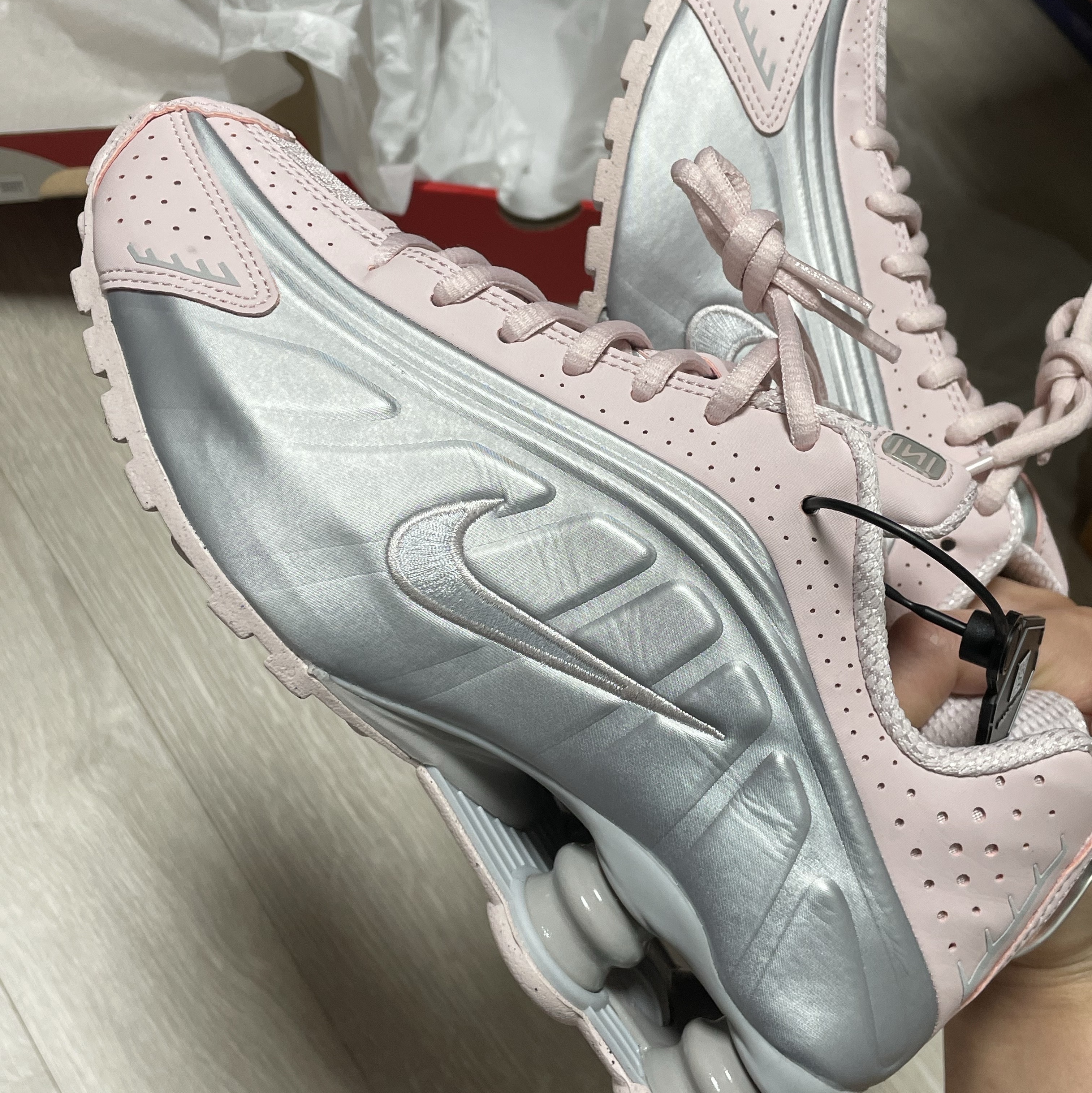 (W) Nike Shox R4 Barely Rose Metallic Platinum 착용 스타일 - 3
