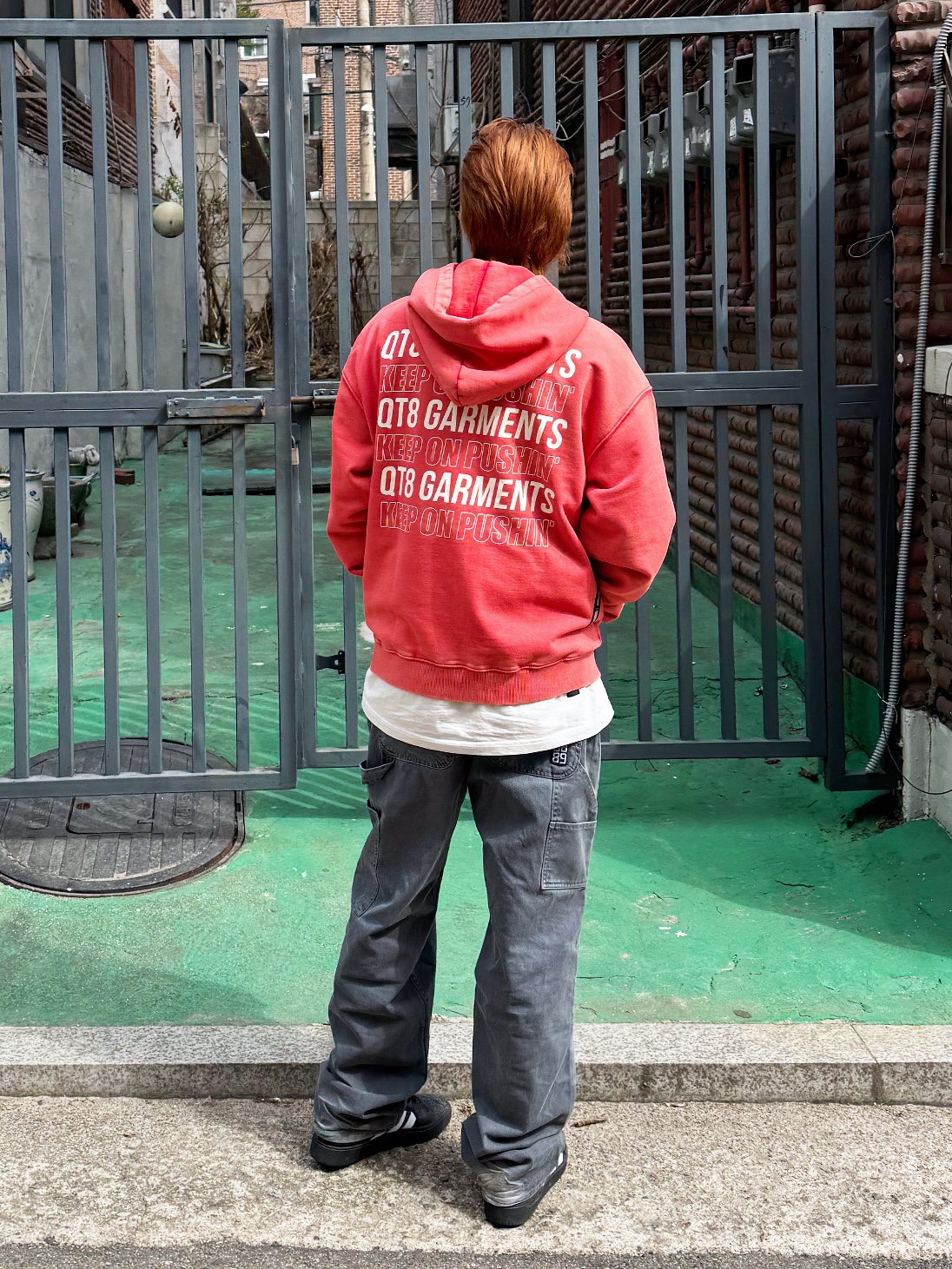 QT8 GARMENTS Slogan Washed Zip-up hoodie Red, QT8 Garments TL Denim Carpenter Pant Grey 착용 스타일 - 3