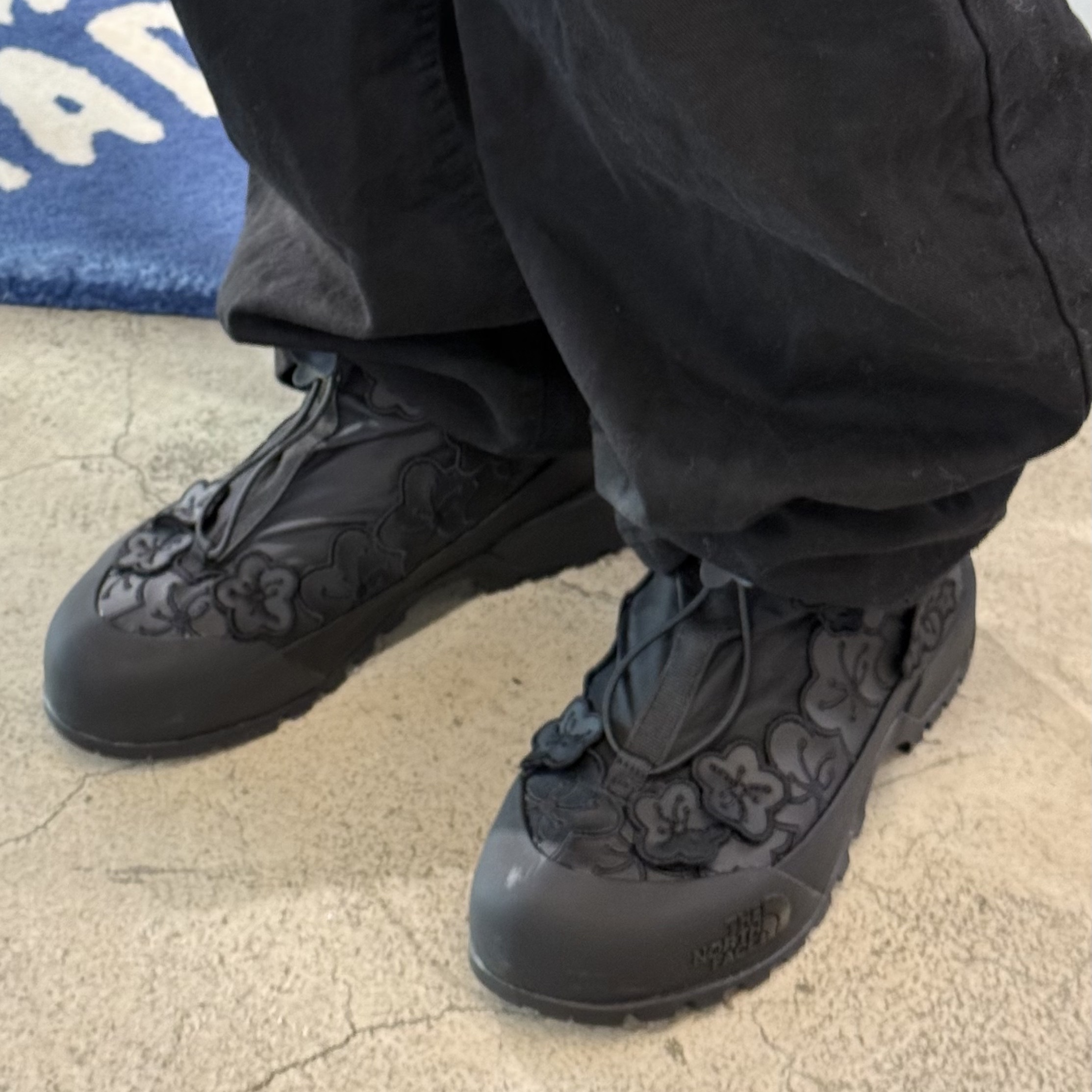 The North Face x Cecilie Bahnsen Base Camp Duffle M Black, The North Face x Cecilie Bahnsen Glenclyffe Gaiter TNF Black 착용 스타일 - 4
