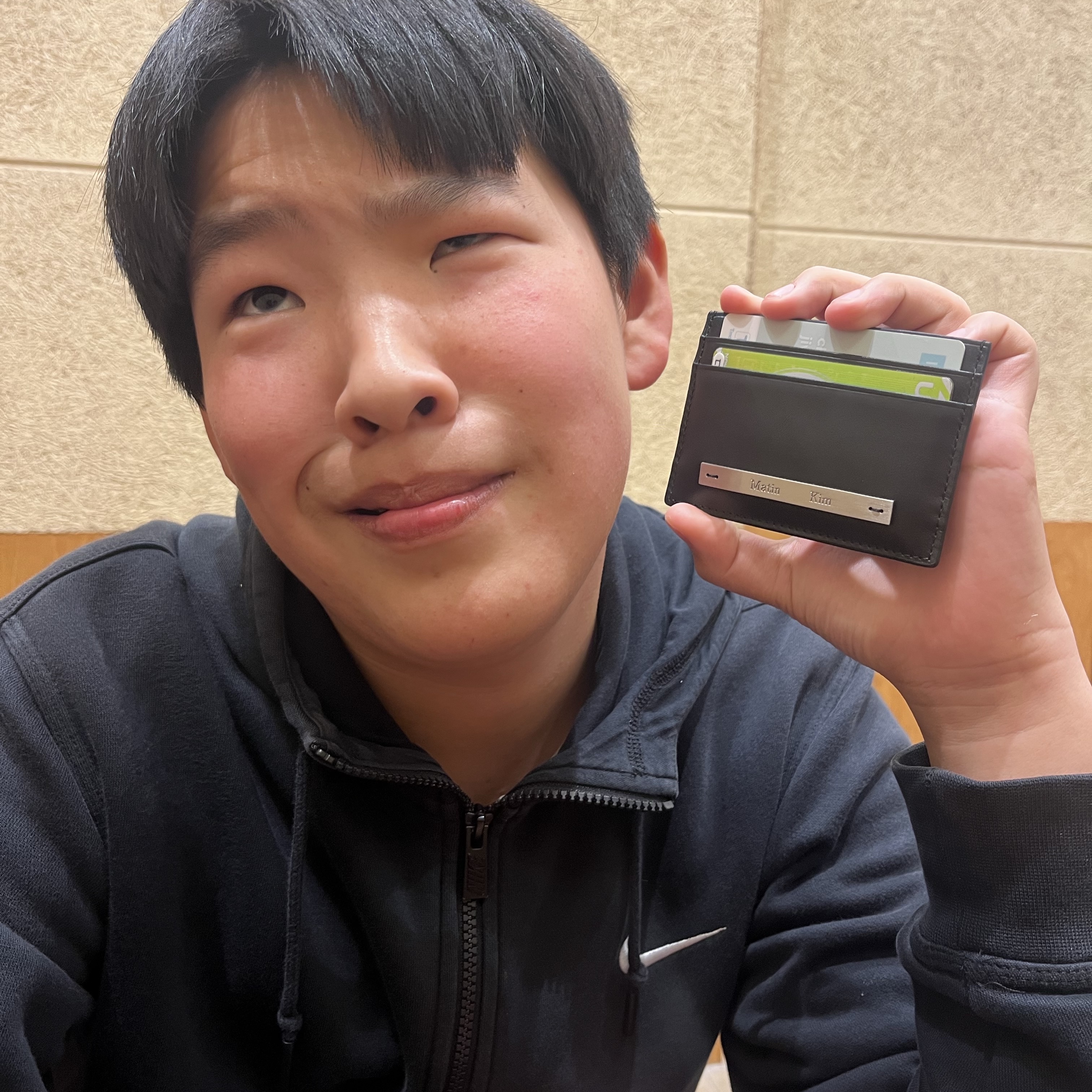 Matin Kim Vintage Card Wallet Black 착용 스타일