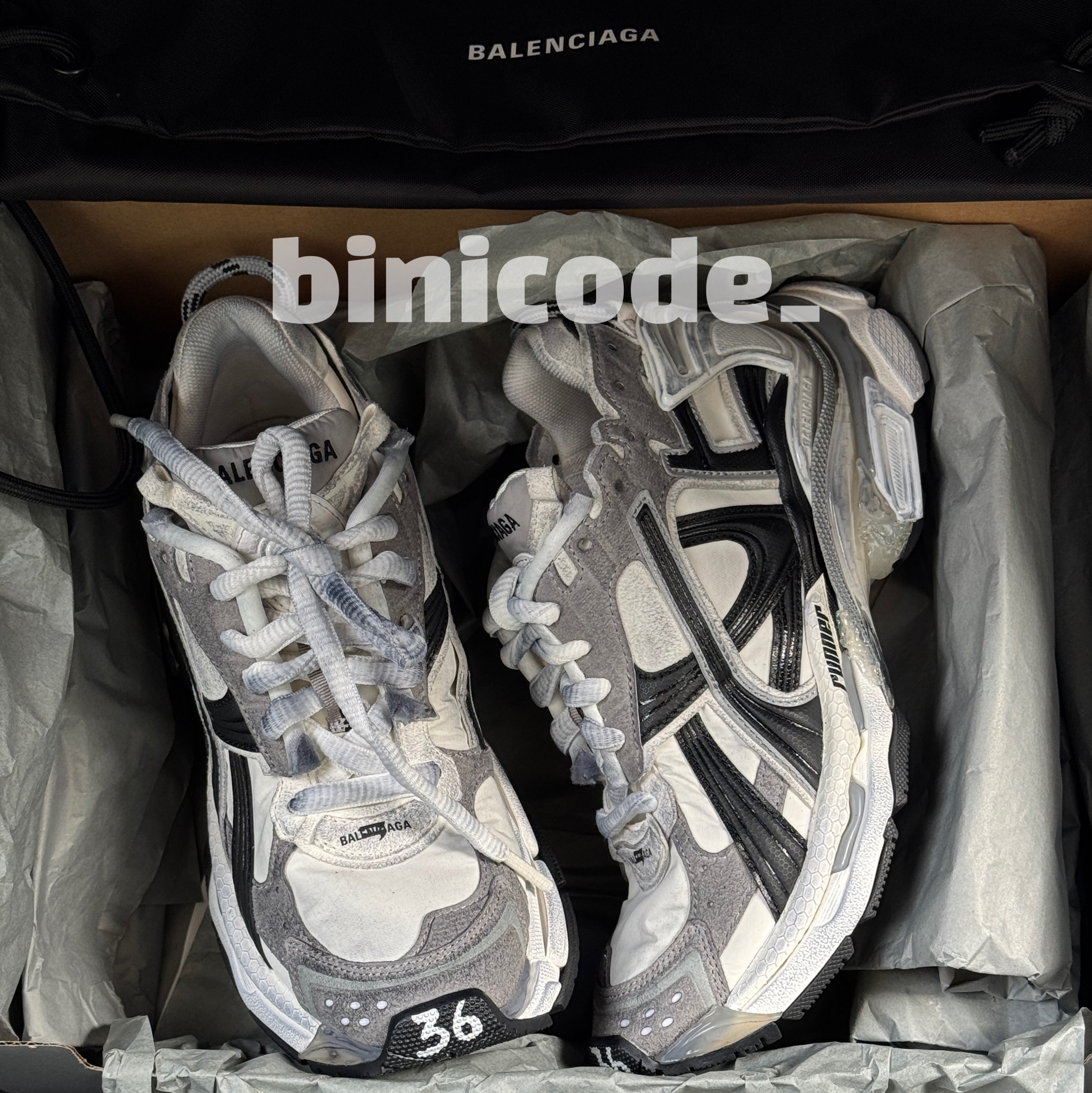 (W) Balenciaga Runner Sneakers Grey 착용 스타일