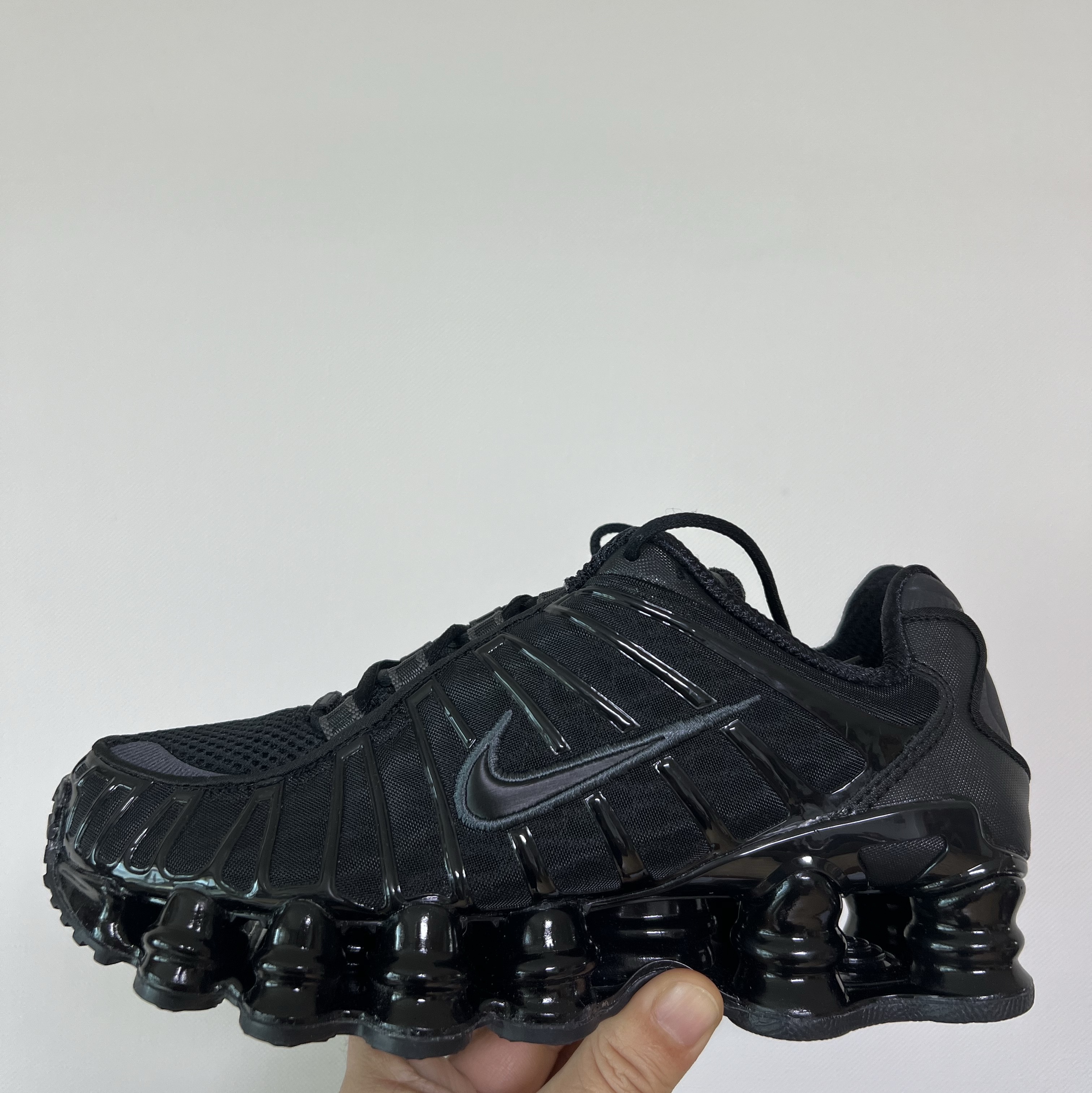 (W) Nike Shox TL Black and Max Orange 착용 스타일 - 1
