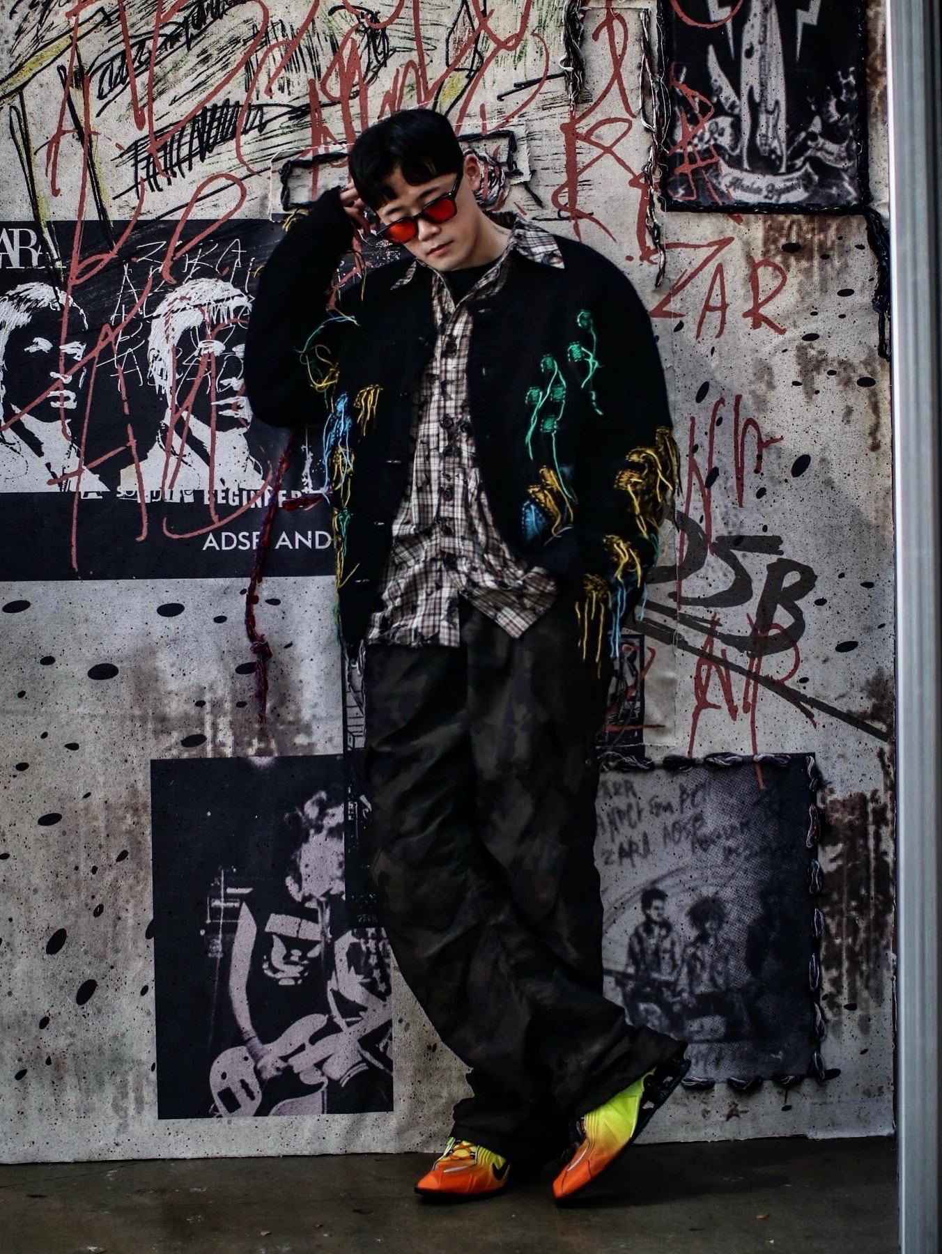 [KREAM 단독] ADSB Andersson Bell Macaron Intarsia Cardigan Black, Nike x Martine Rose Shox MR4 Safety Orange 착용 스타일 - 2