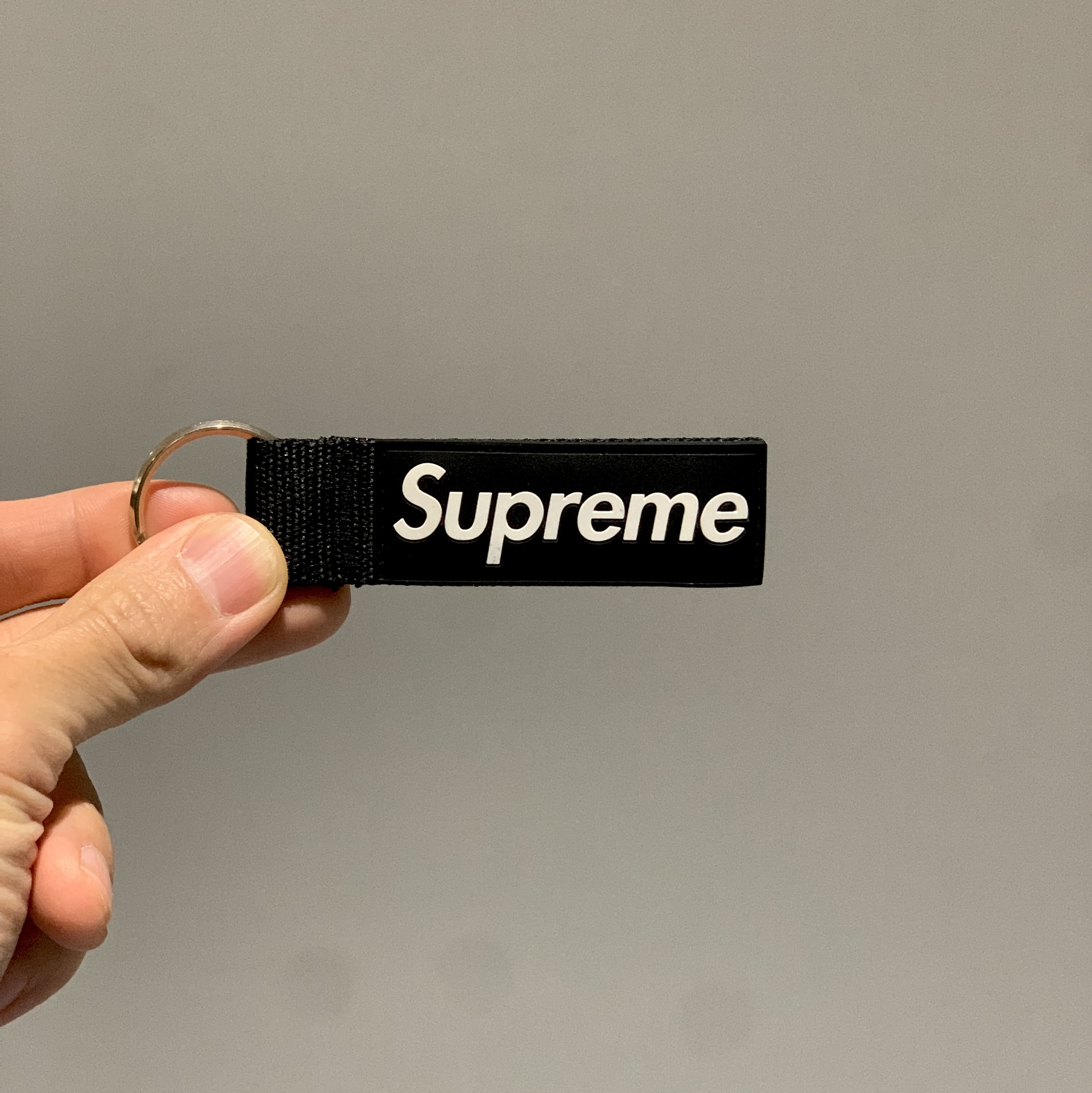 Supreme Webbing Keychain Black - 23SS 착용 스타일