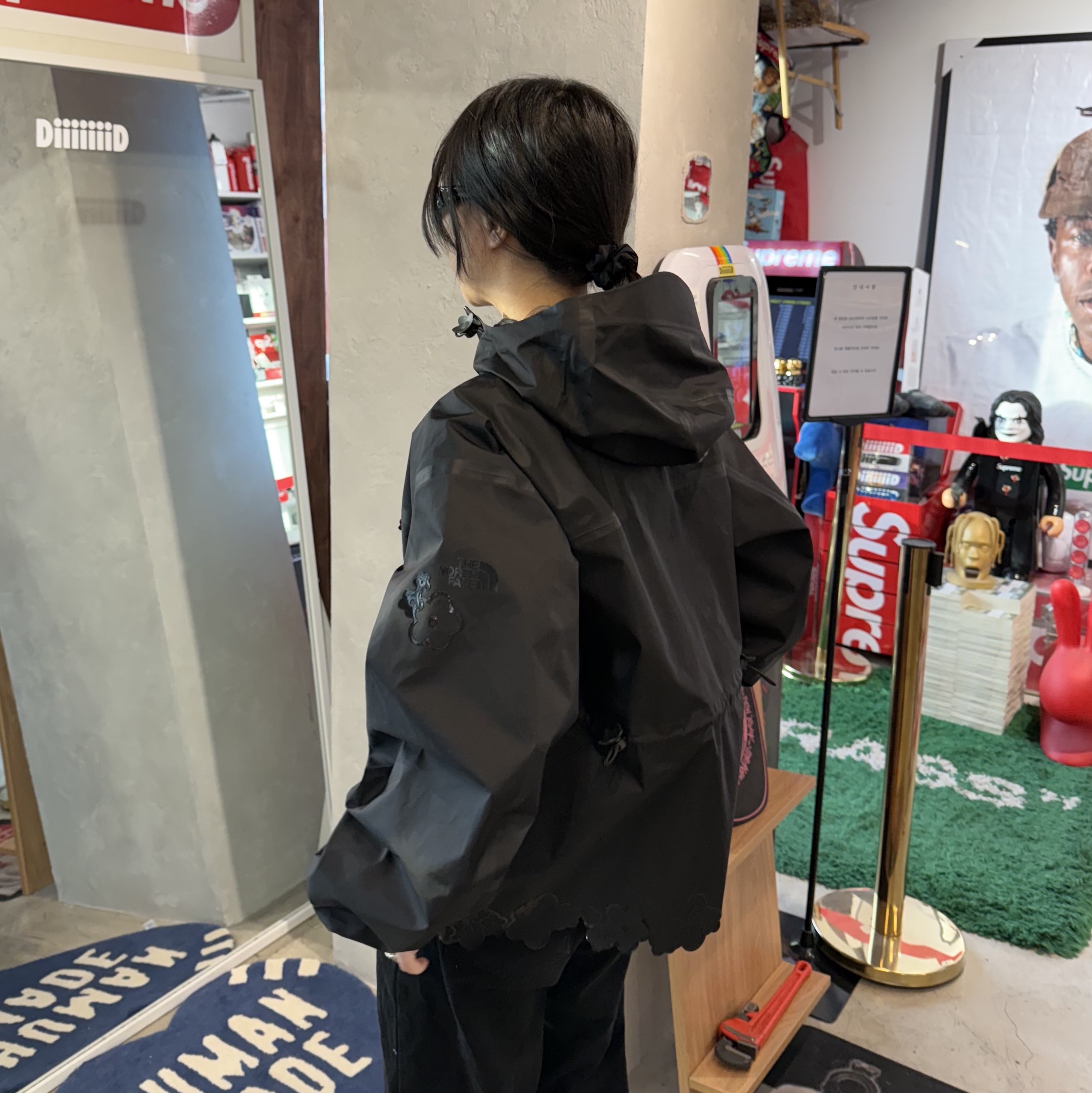 The North Face x Cecilie Bahnsen Base Camp Duffle M Black, The North Face x Cecilie Bahnsen Glenclyffe Gaiter TNF Black 착용 스타일 - 3