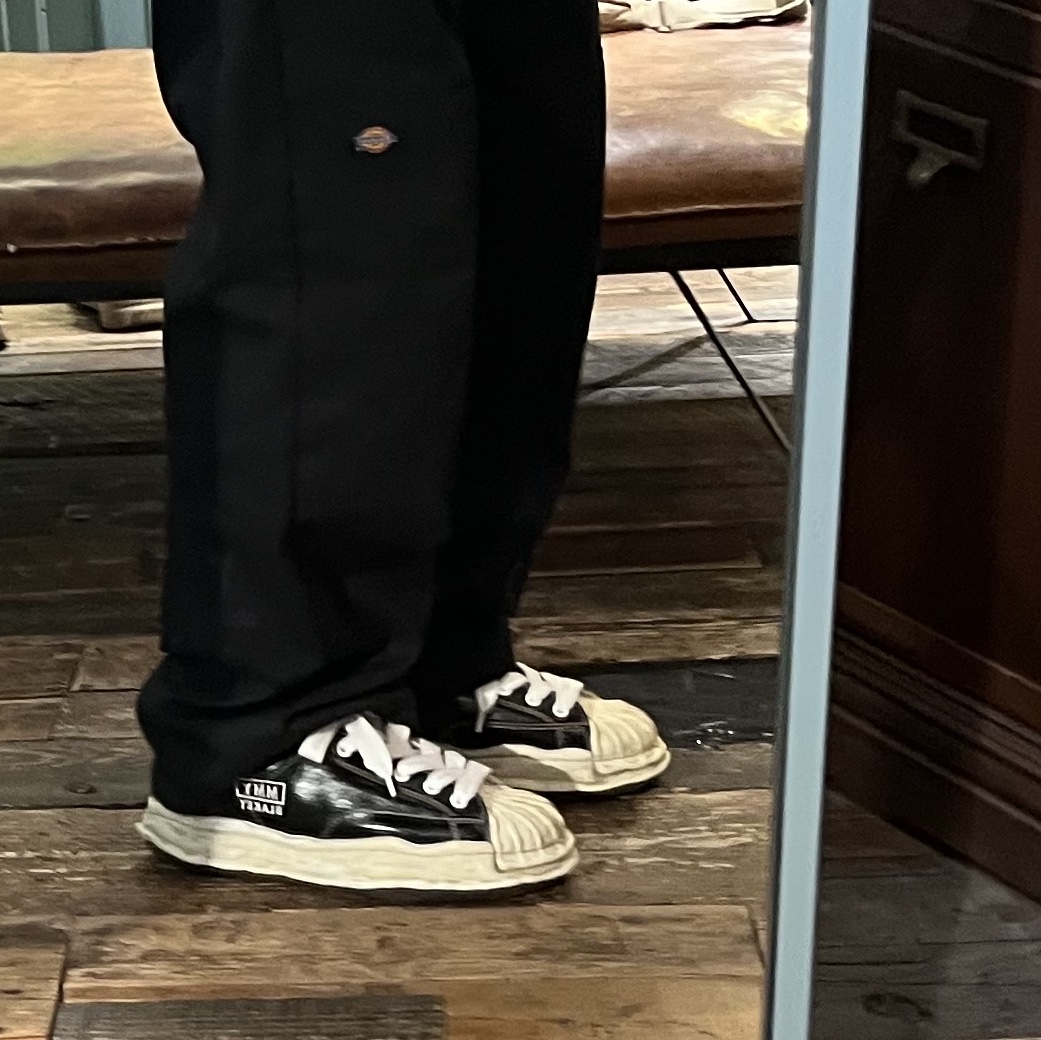 Maison Mihara Yasuhiro Blakey OG Sole Wrinkled Leather Low-top Sneakers Black 착용 스타일 - 2