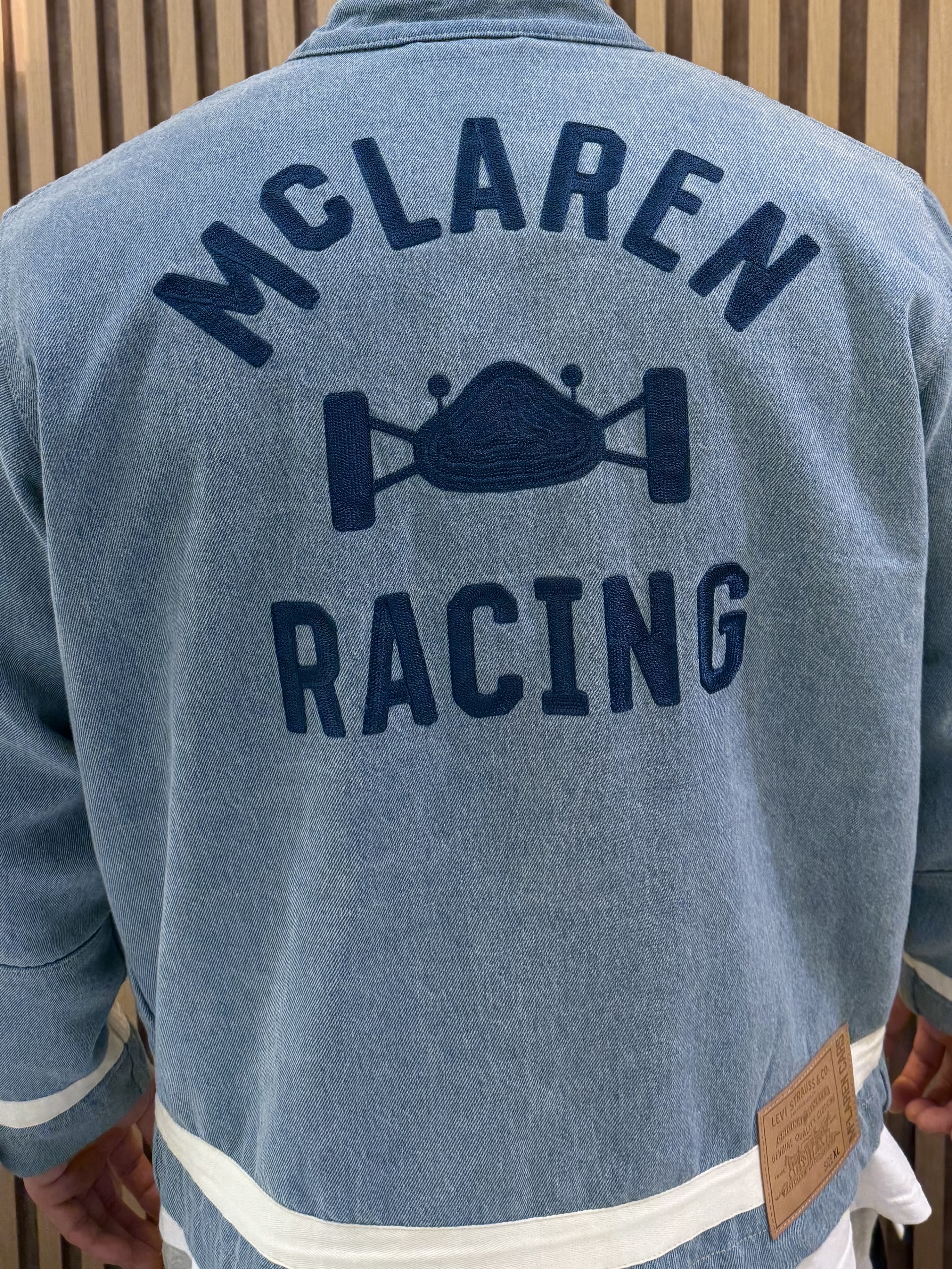 Levi’s x McLaren Racing Jacket Light Indigo 착용 스타일 - 2