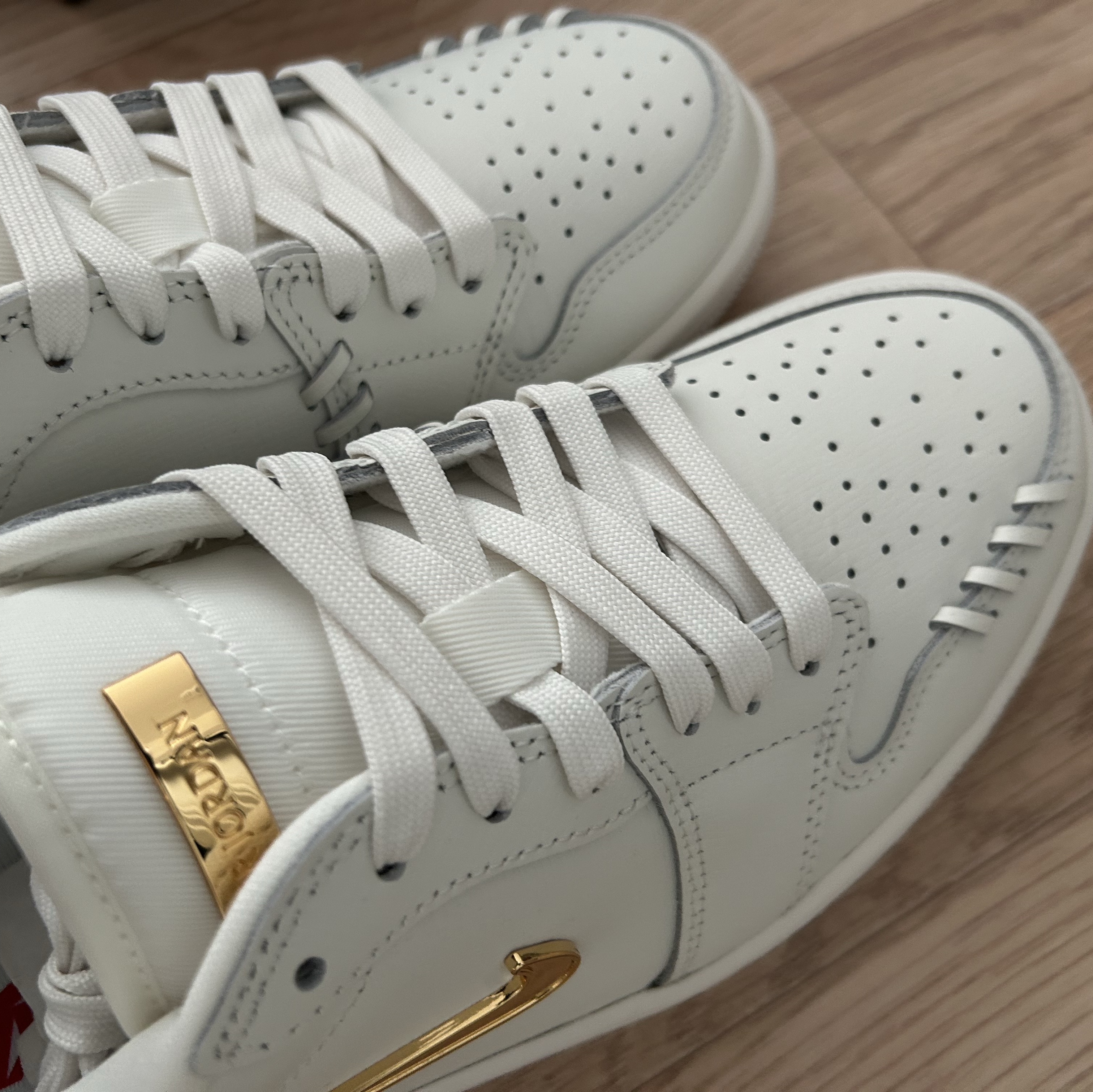 (W) Jordan 1 Low Method of Make Legend Light Brown Metallic Gold 착용 스타일