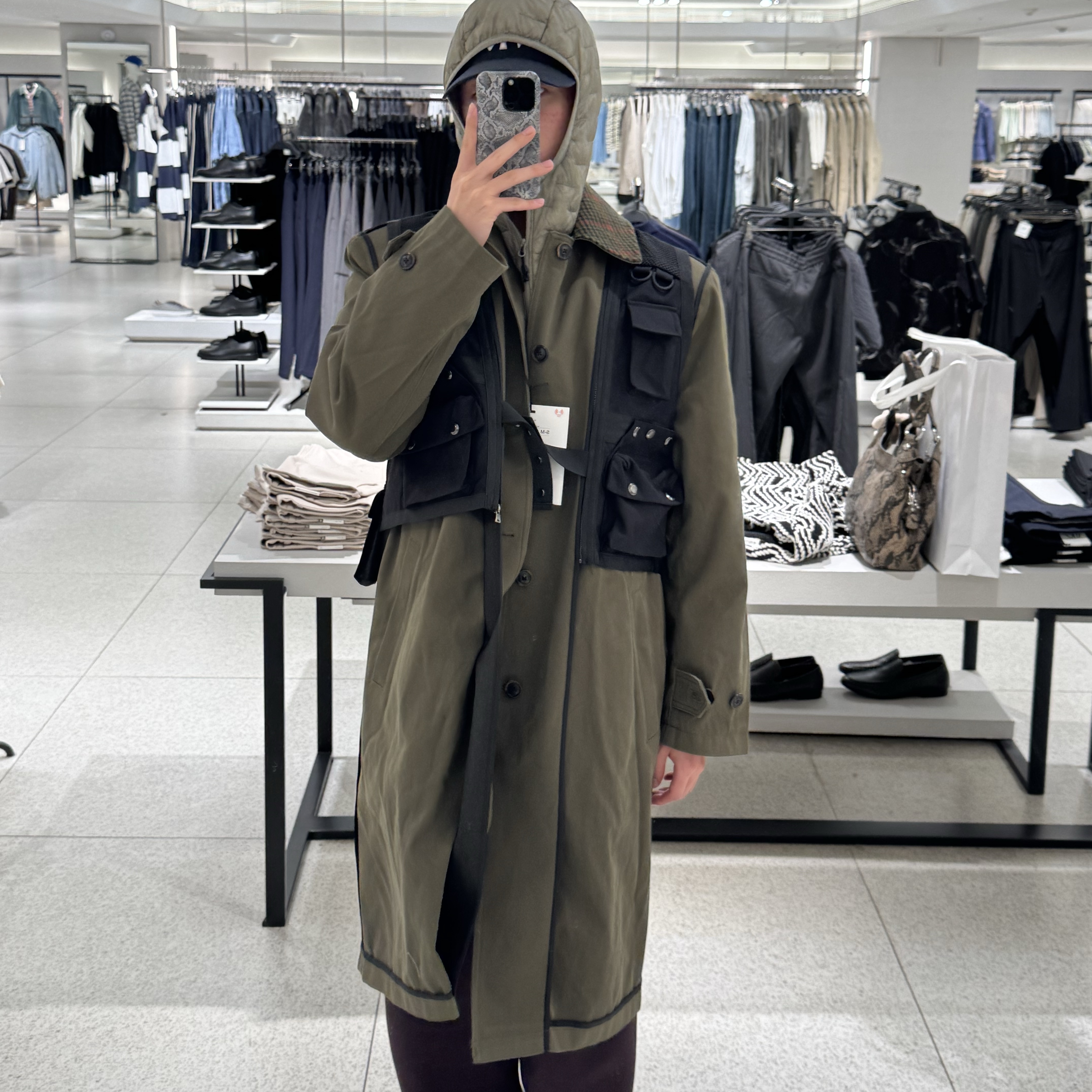 Zara x Andersson Bell Detachable Waistcoat Trench Coat Khaki, Zara x Andersson Bell Quilted Vest Bomber Jacket Khaki 착용 스타일 - 2