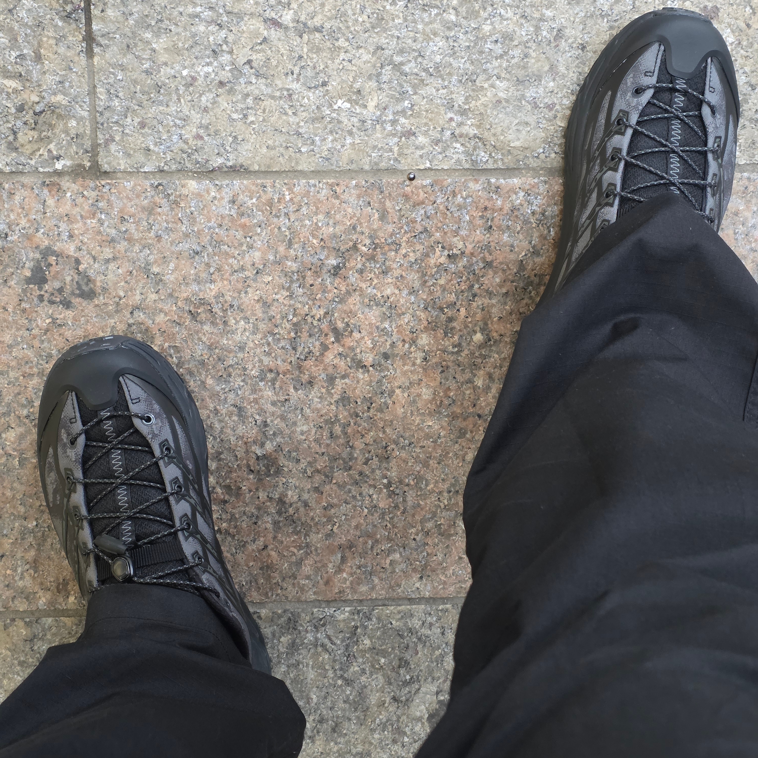 Hoka Mafate Three2 Tech Stealth Black 착용 스타일 - 2
