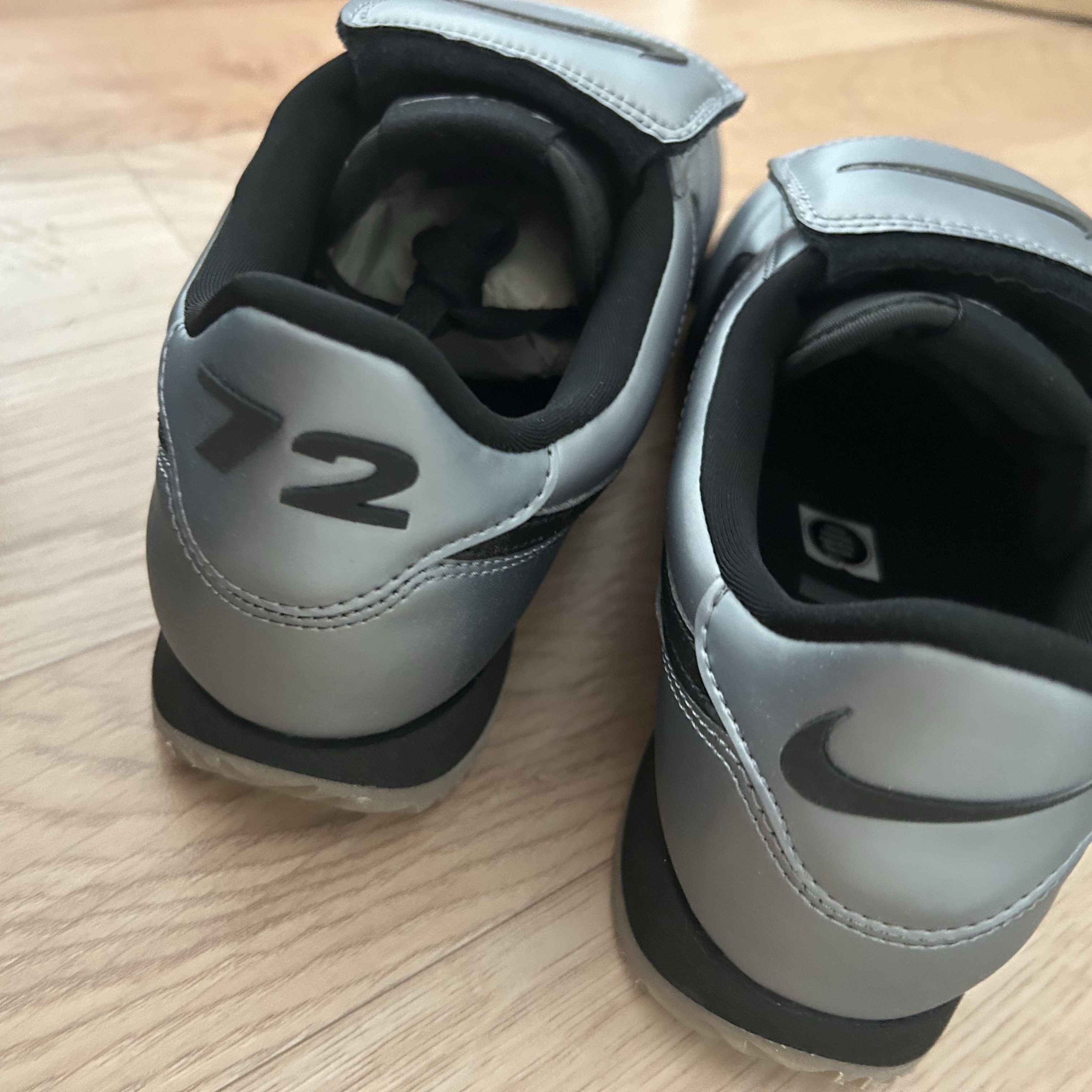 Nike Cortez Leather SE Metallic Cool Grey Black 착용 스타일