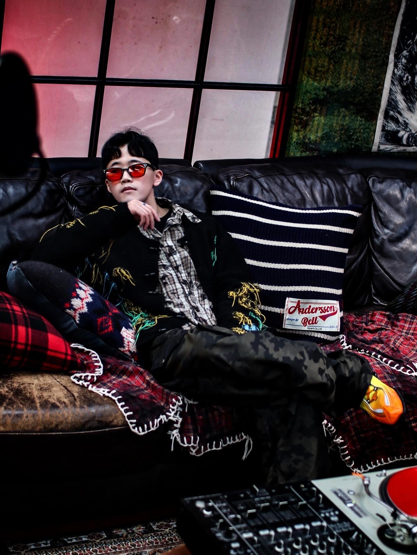 [KREAM 단독] ADSB Andersson Bell Macaron Intarsia Cardigan Black, Nike x Martine Rose Shox MR4 Safety Orange 착용 스타일 - 3