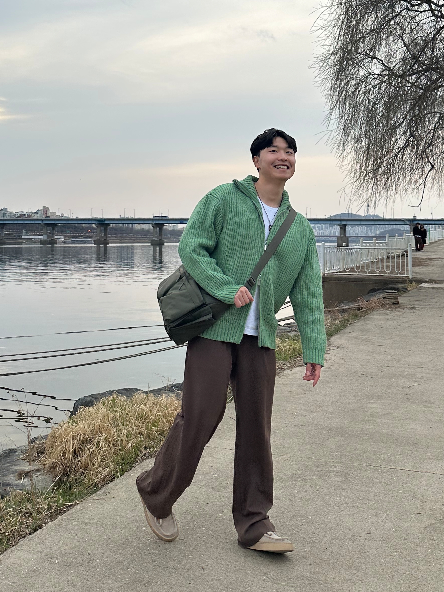 Uniqlo Multi Pocket Shoulder Bag Olive, Oakley Eye Jacket Redux Matte Black Frame Prizm Grey Lenses High Bridge Fit 착용 스타일 - 7