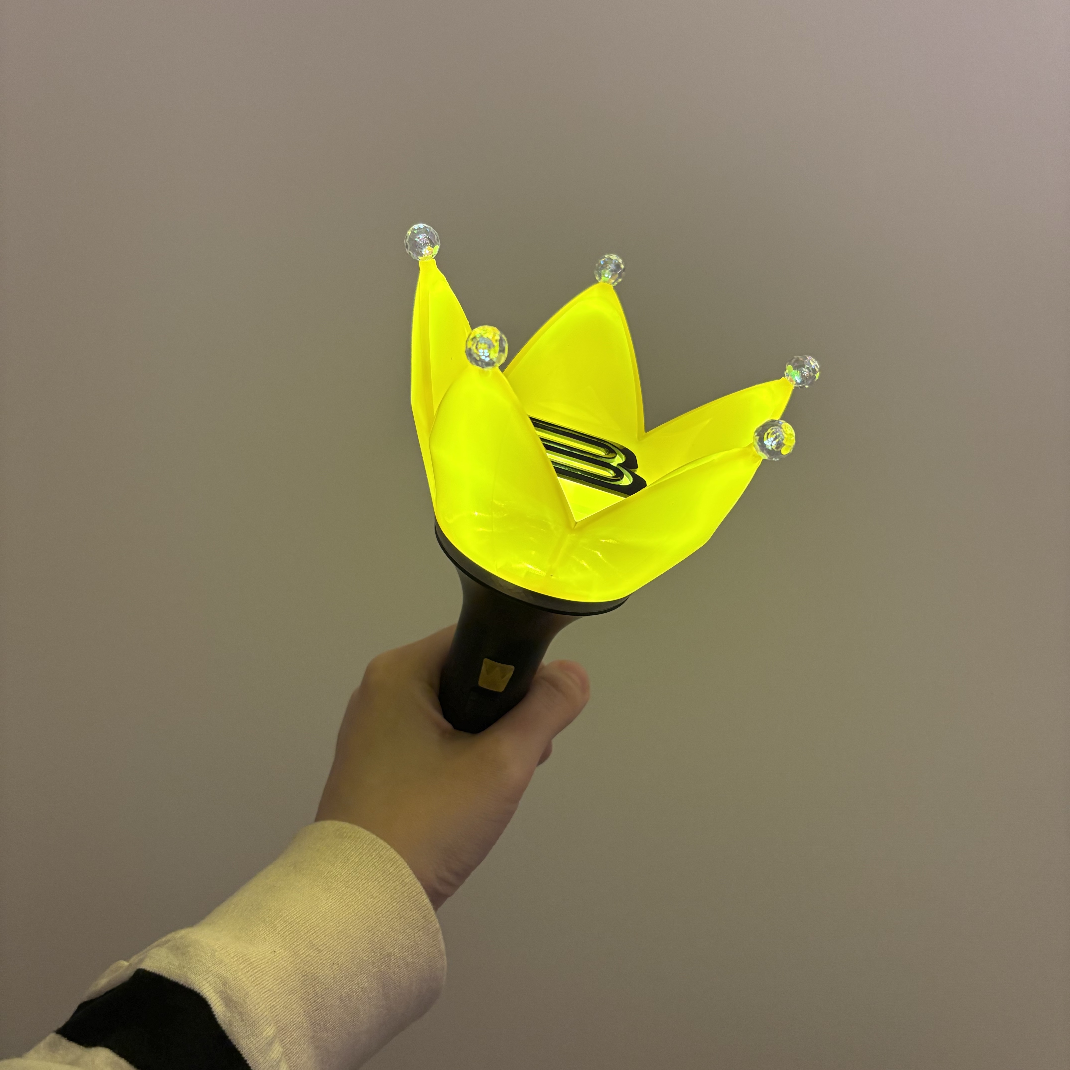 Bigbang Official Light Stick Ver.4 Black 2025 착용 스타일 - 2