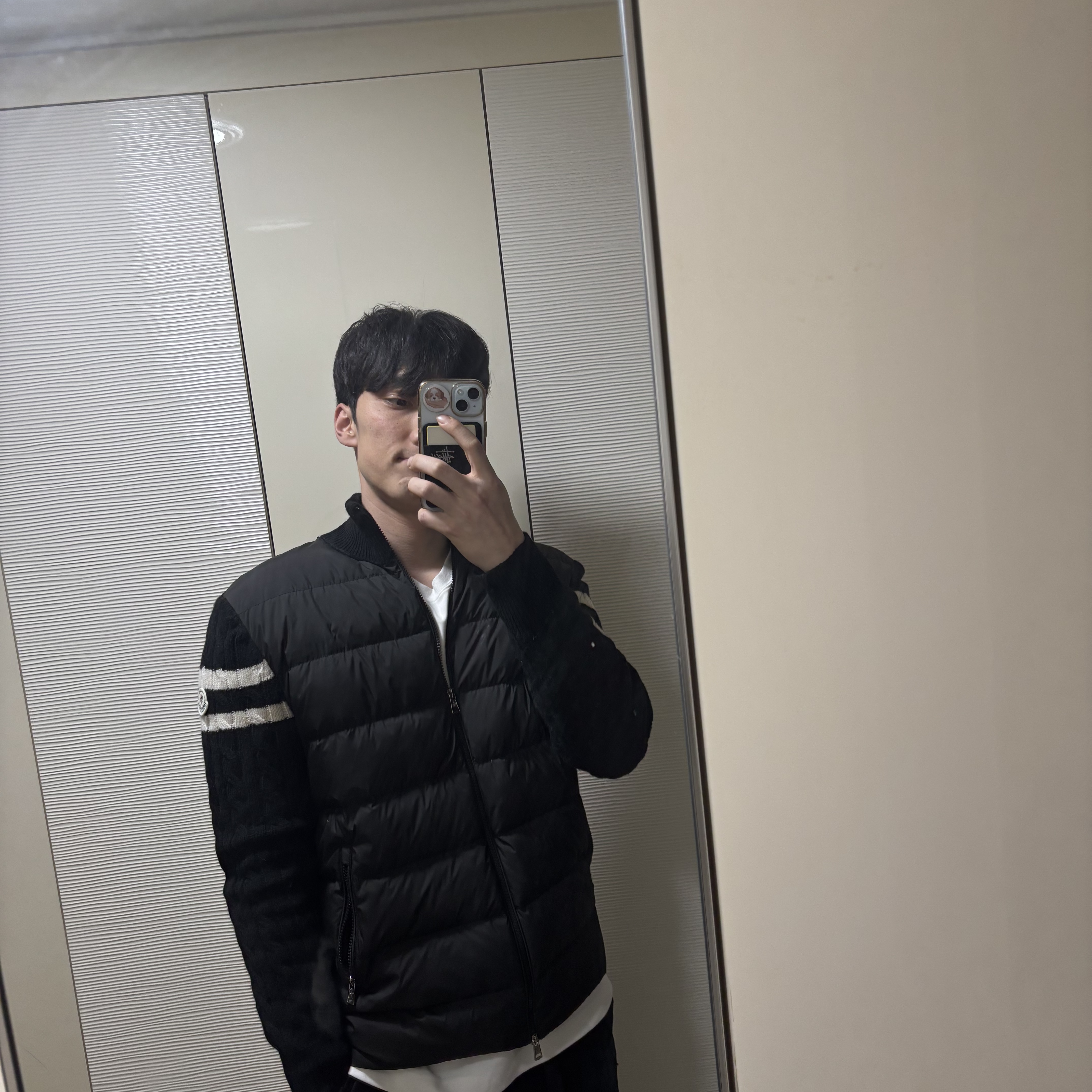 몽클레르 패딩 울 가디건 블랙 - 24FW 착용 스타일 - 2
