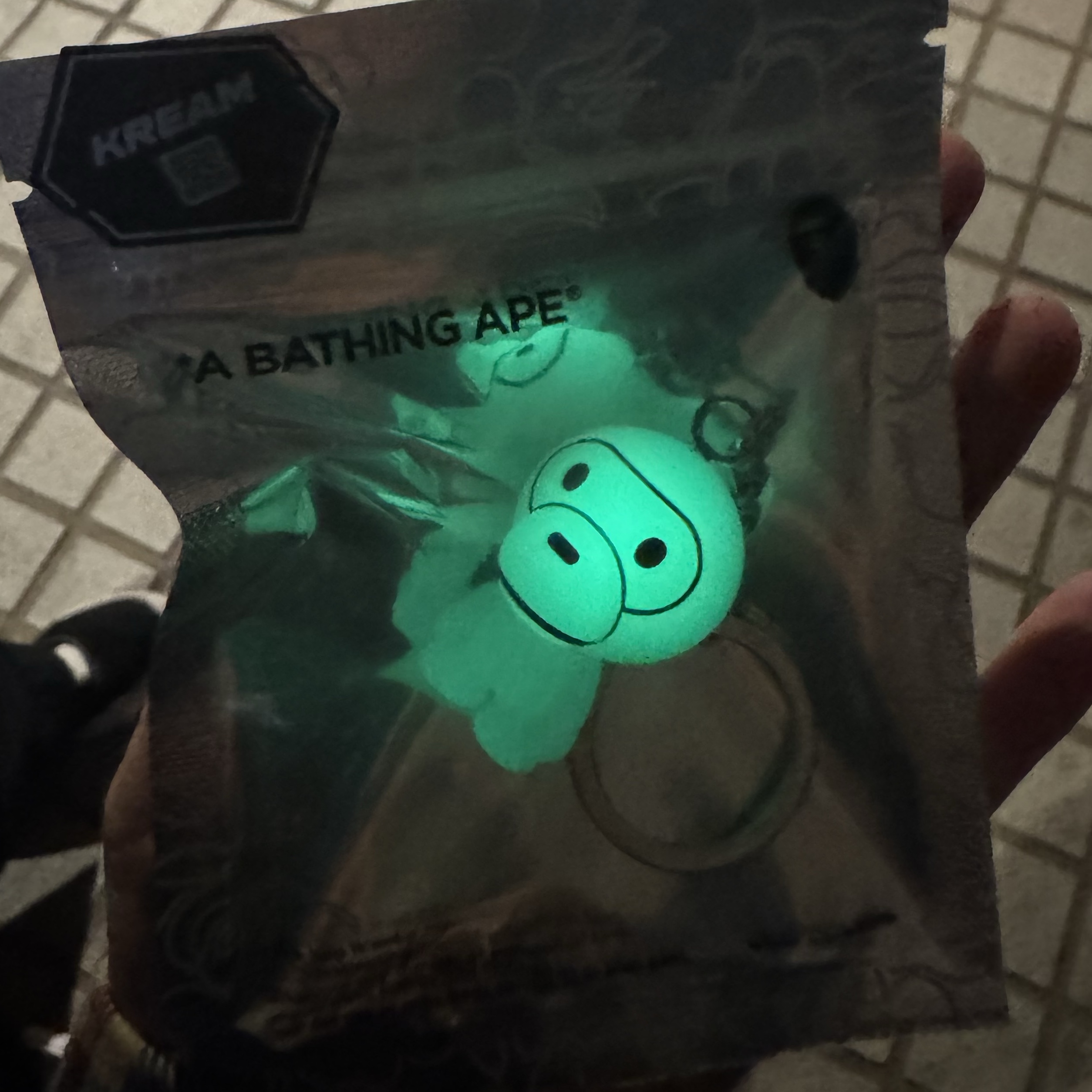 BAPE Glow in The Dark Baby Milo Keychain Green 착용 스타일 - 2