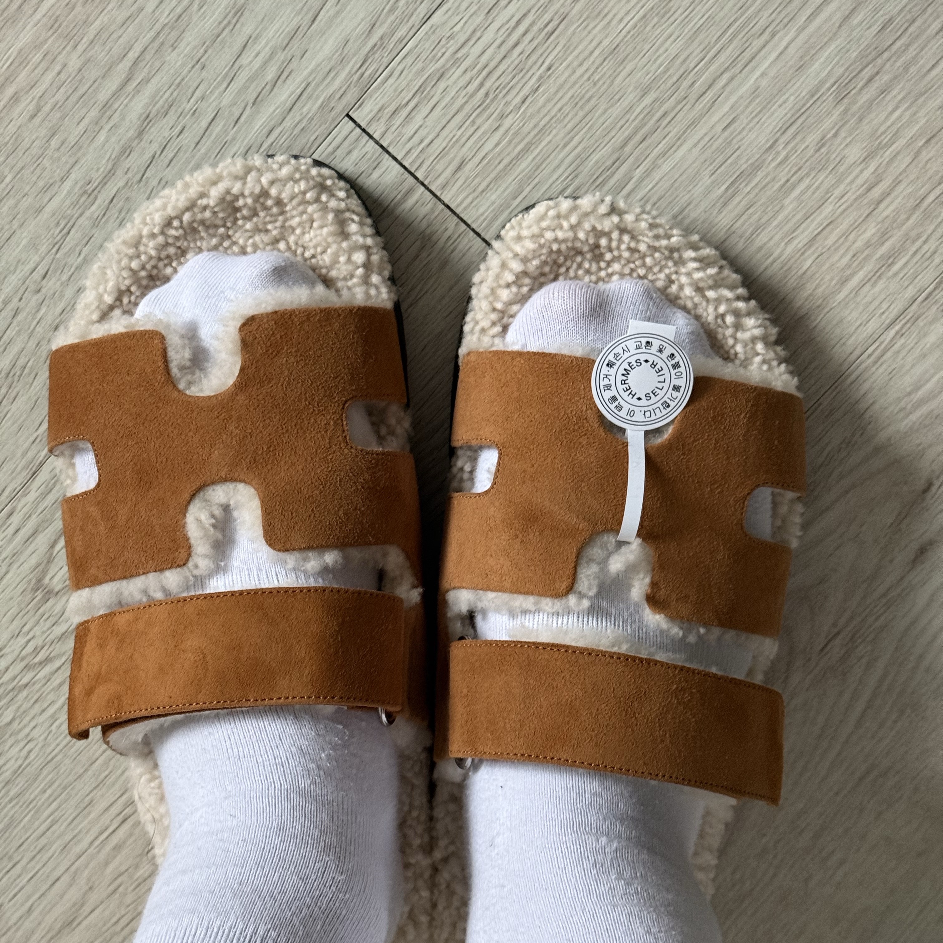 Hermes Chypre Sandal Suede Goatskin Woolskin & Beige Kraft Ecru 착용 스타일 - 2