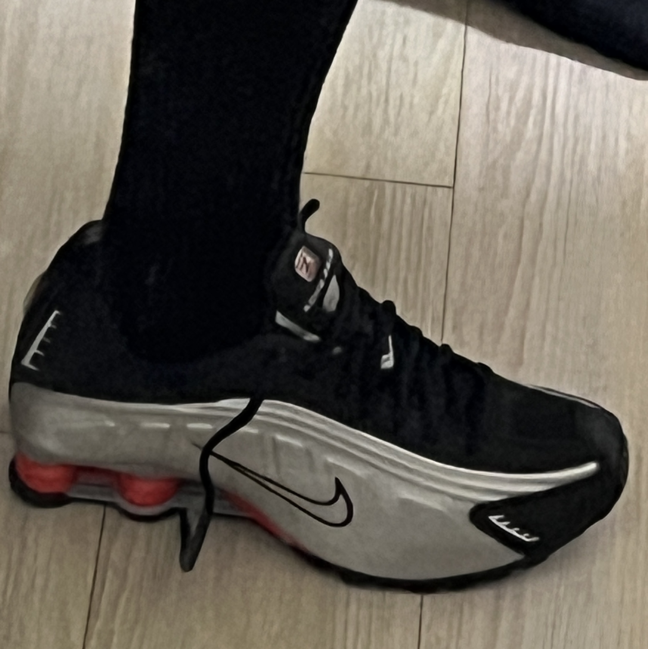Nike Shox R4 Metallic Silver Red 착용 스타일 - 2