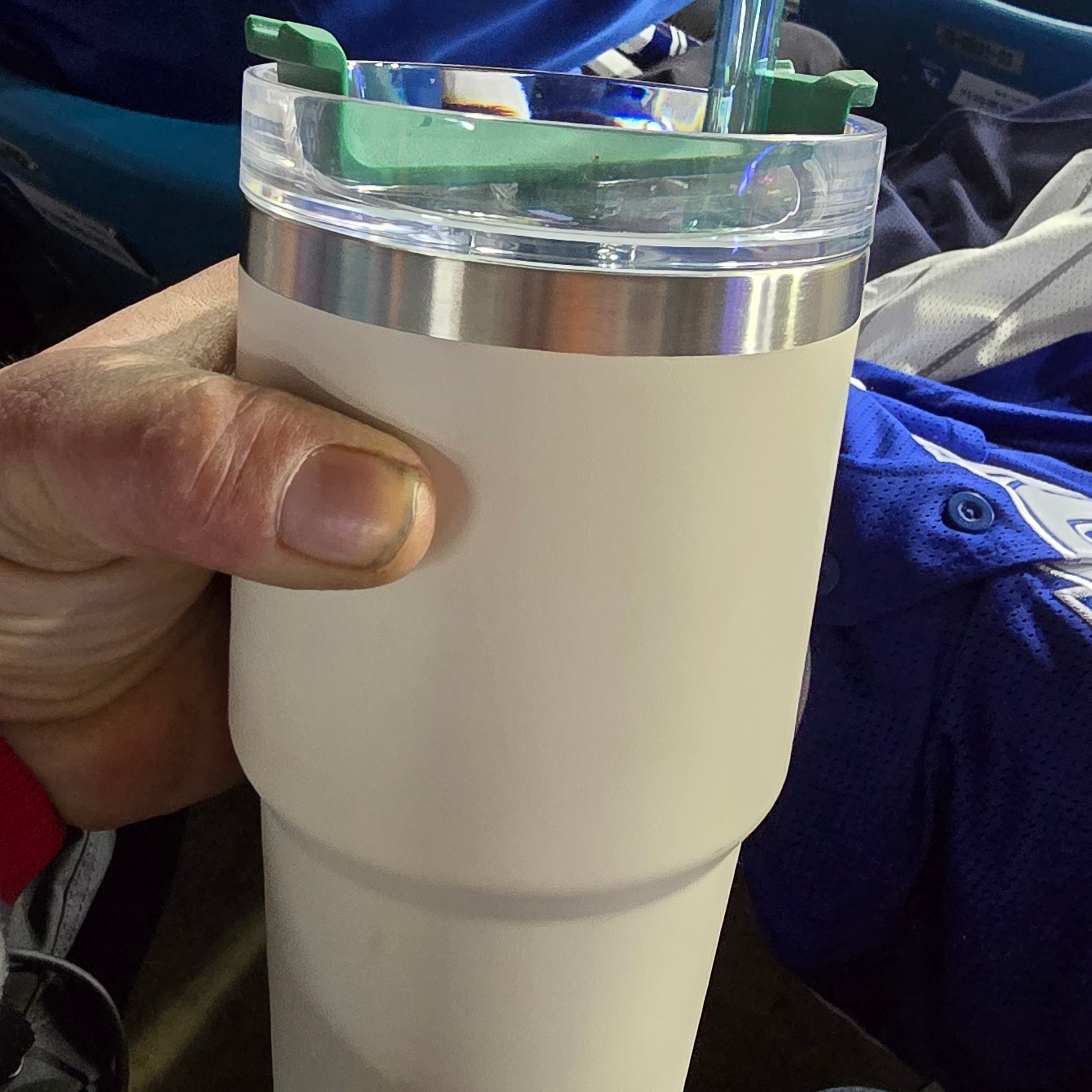 Stanley x Starbucks Quencher Tumbler Cream 591ml 착용 스타일